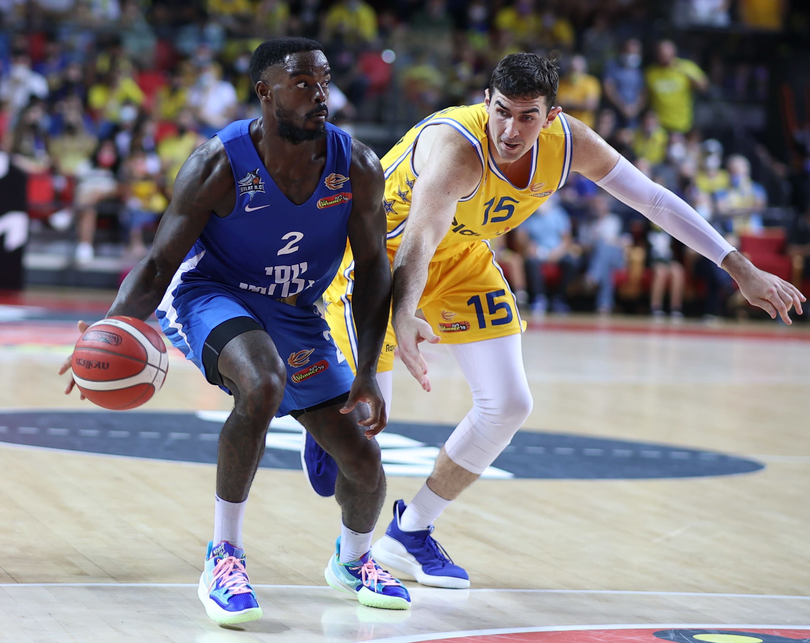 שחקן הפועל אילת בריון אלן מול שחקן מכבי תל אביב ג'ייק כהן