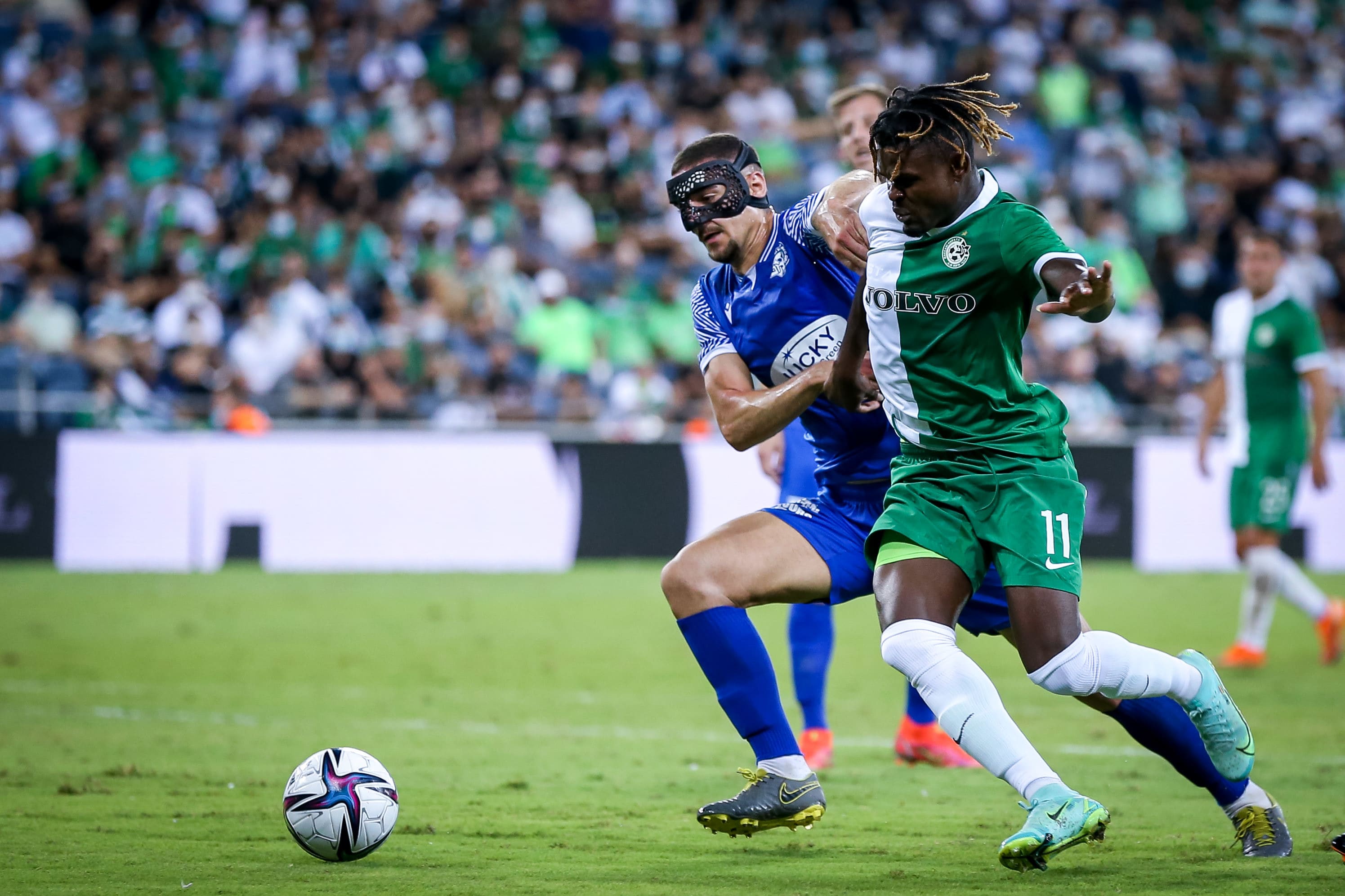 גודסוויי דוניו שחקן מכבי חיפה מול אור בלוריאן שחקן מכבי פתח תקוה