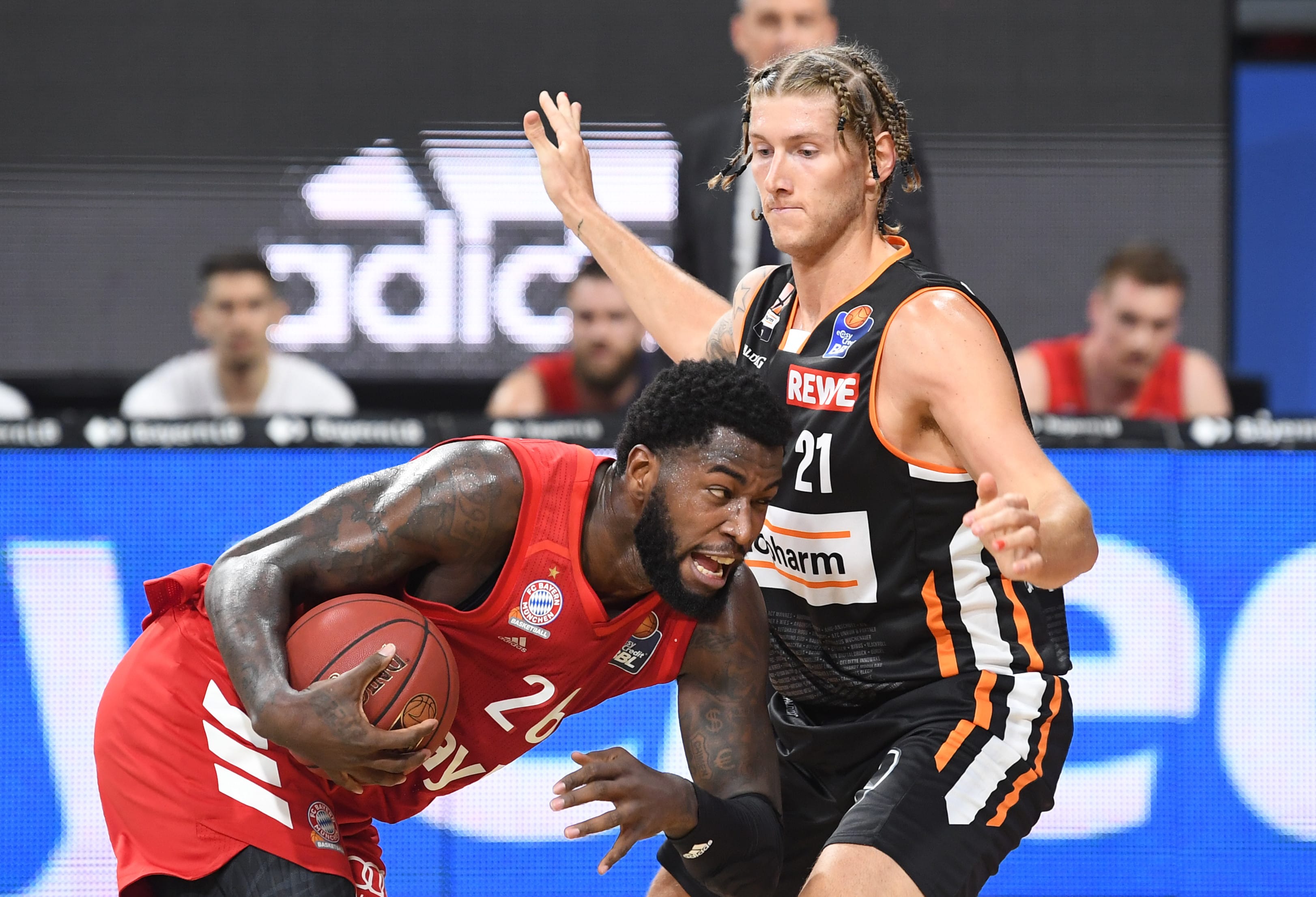 שחקן באיירן מינכן מתיאס לסור מול שחקן שחקן אולם דיאן אוסטוקובסקי