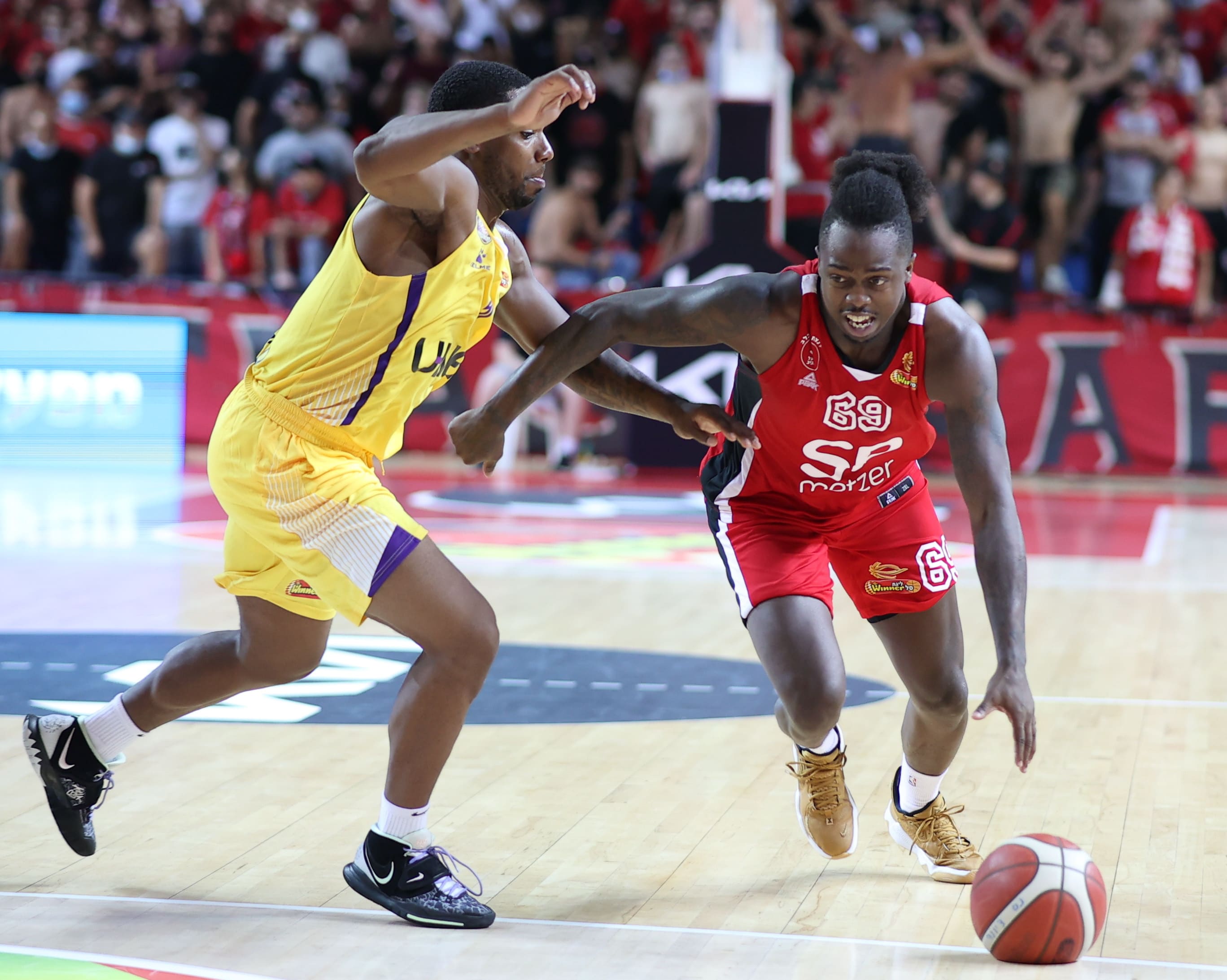 ג'ייקובן בראון, שחקן הפועל תל אביב בכדורסל