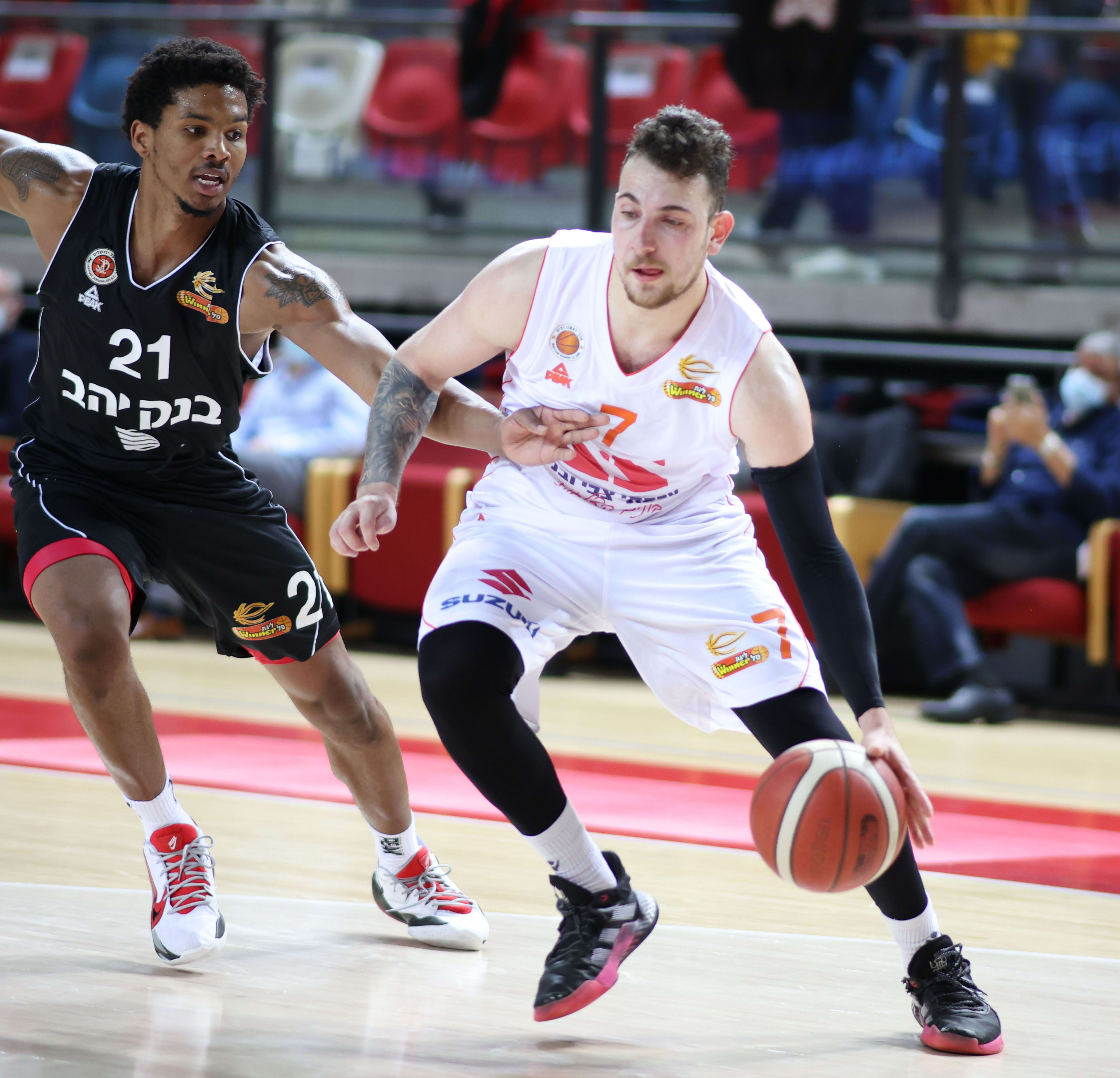 שחקן מכבי ראשון לציון גולן גוט מול שחקן הפועל ירושלים מלקולם היל