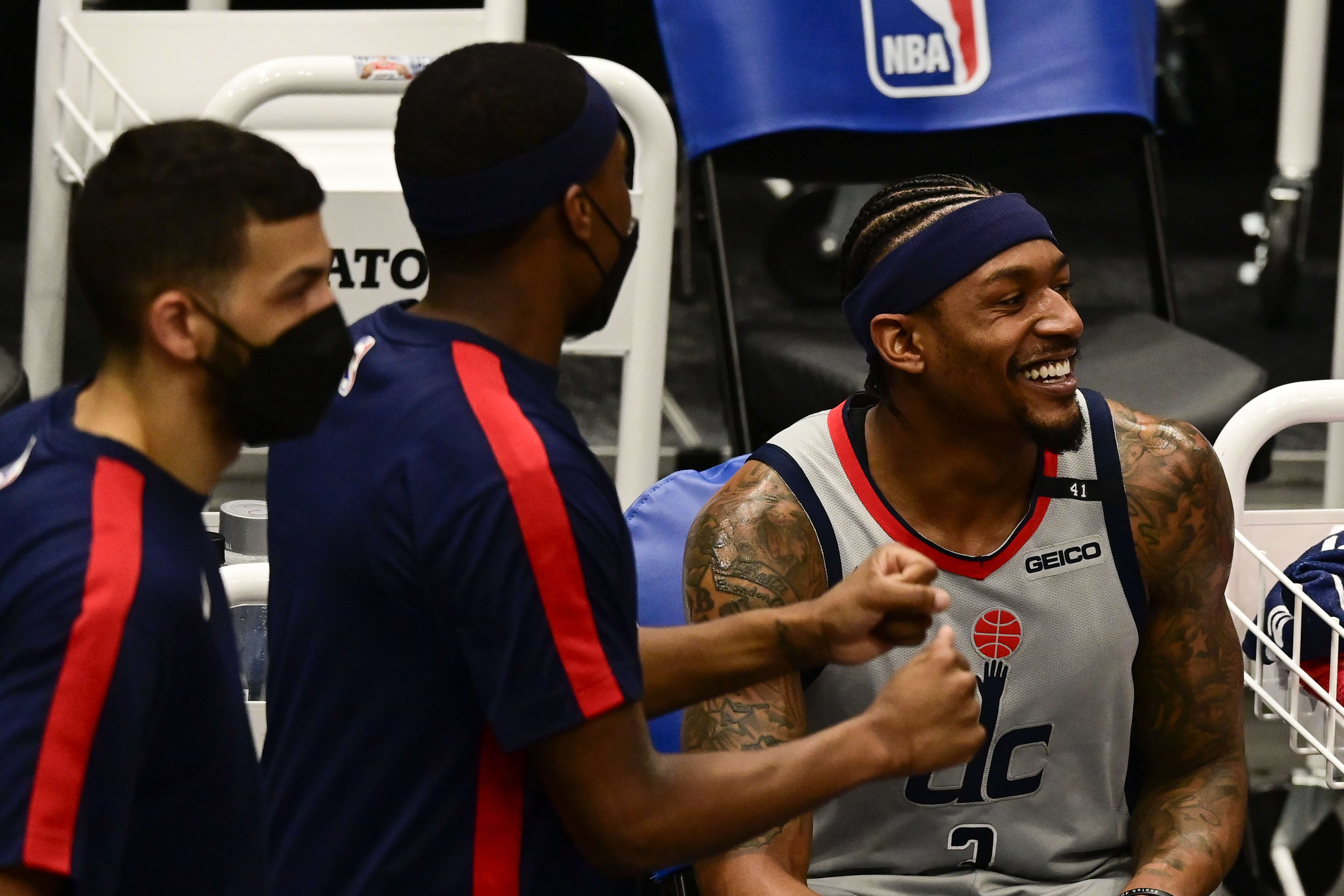 שחקני וושינגטון וויזארדס בראדלי ביל, אנתוני גיל חוגגים