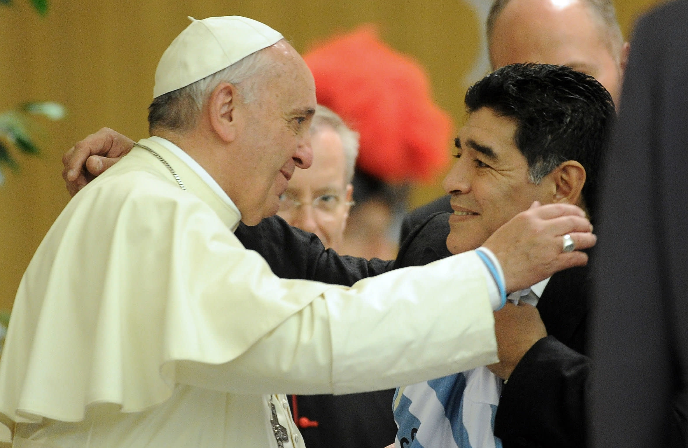 האפיפיור פרנציסקוס עם דייגו מראדונה ב-2014