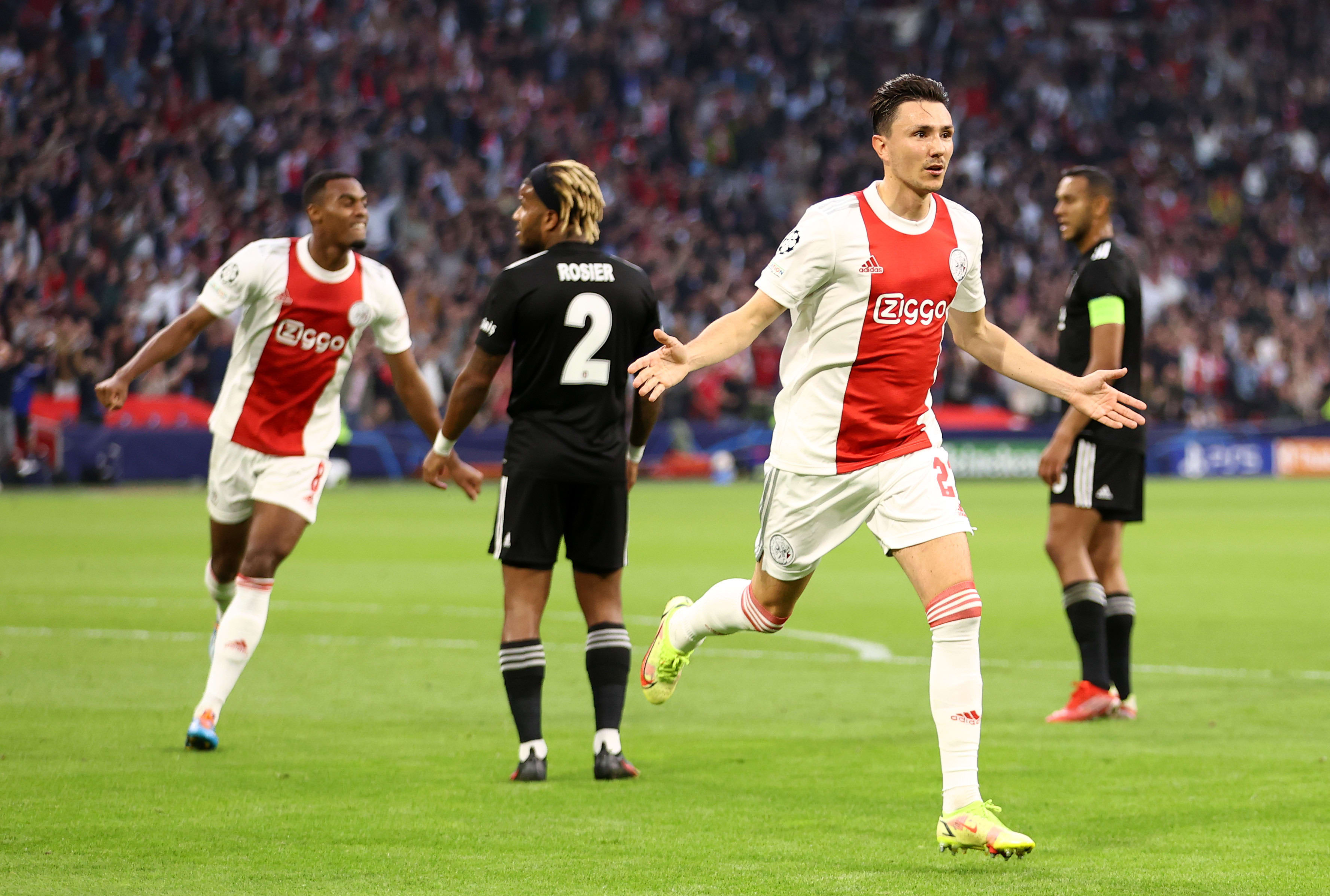 שחקן אייאקס סטיבן ברחהאוס חוגג שער