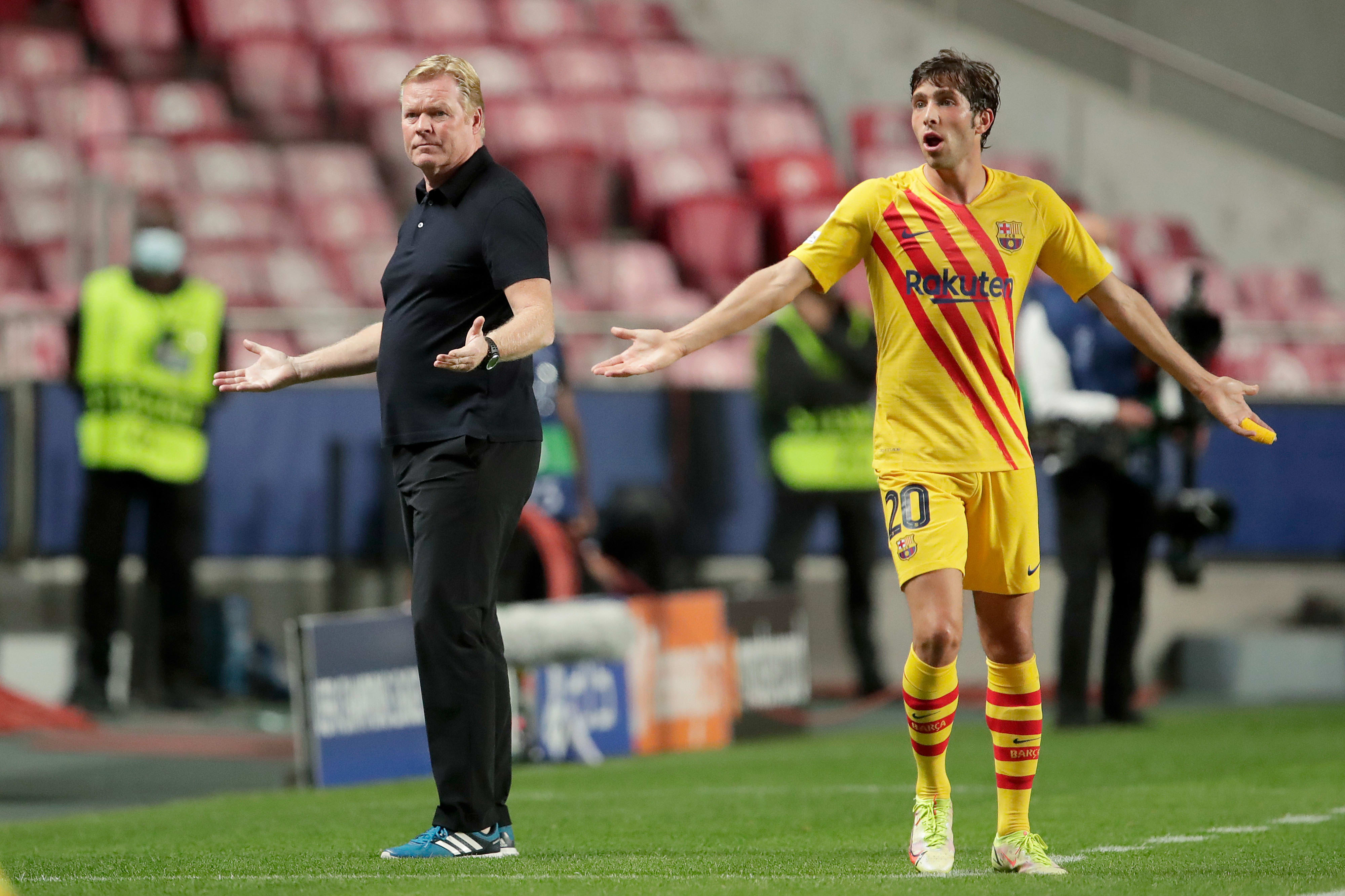 מאמן ברצלונה רונאלד קומאן מאוכזב, לצידו סרג'י רוברטו