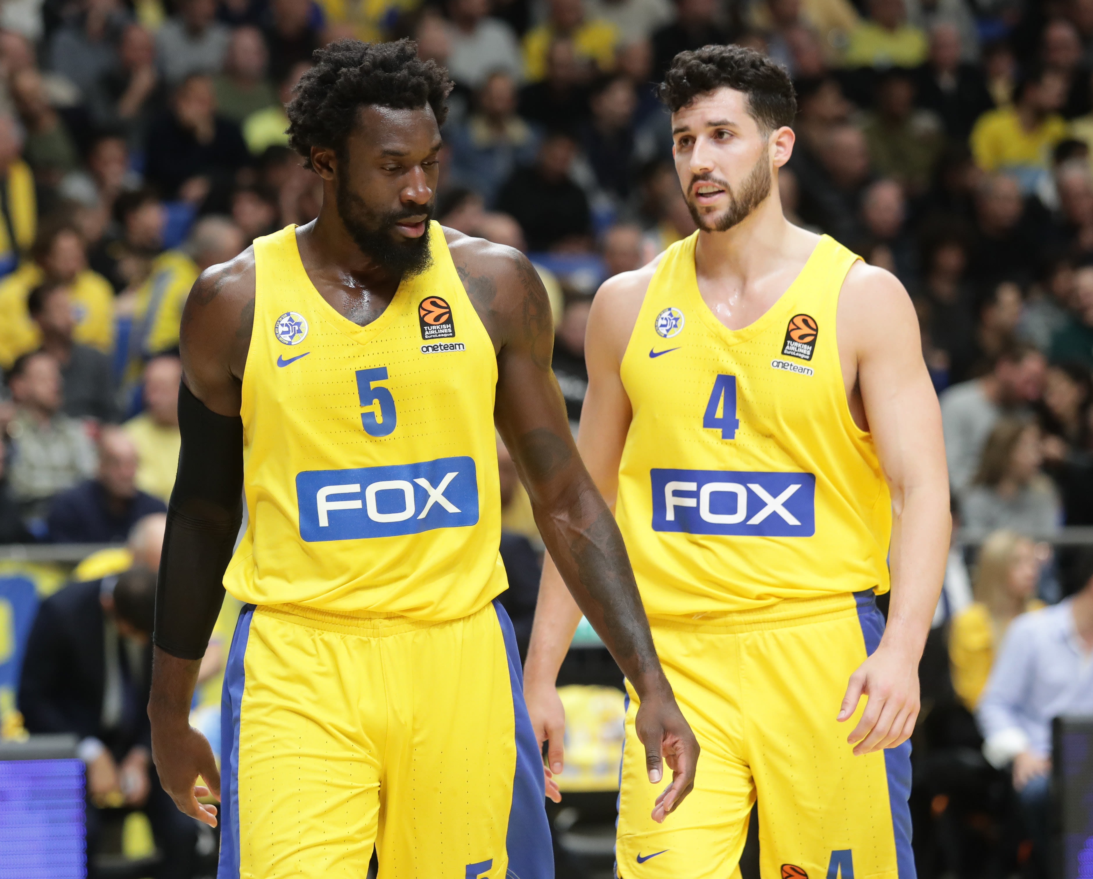 שחקן מכבי תל אביב אותלו האנטר עם אנג'לו קלויארו