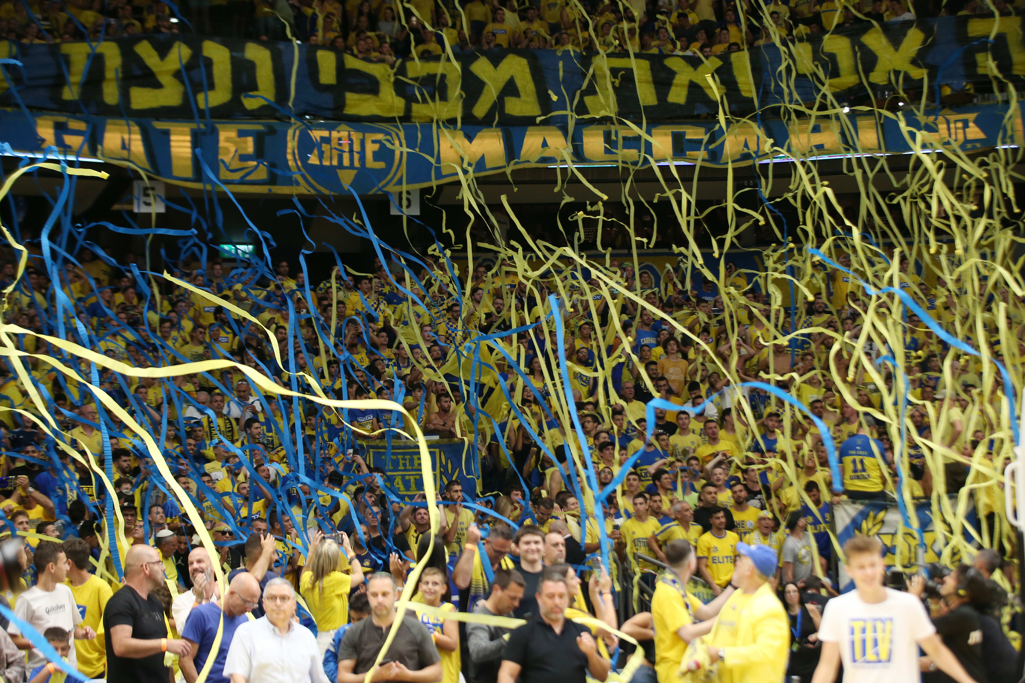 אוהדי מכבי תל אביב לפני המשחק מול הפועל גלבוע/גליל