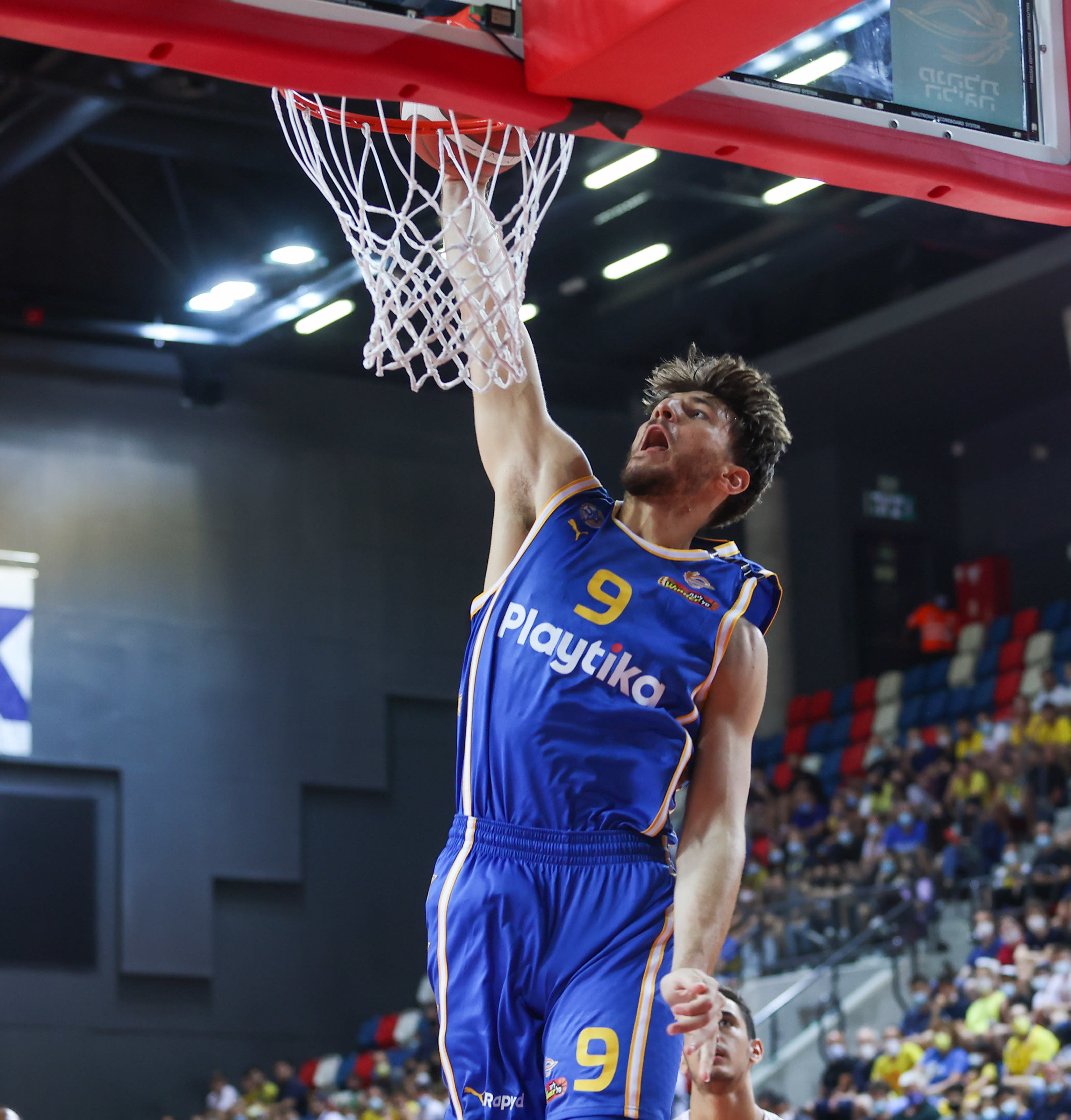 שחקן מכבי תל אביב רומן סורקין מטביע