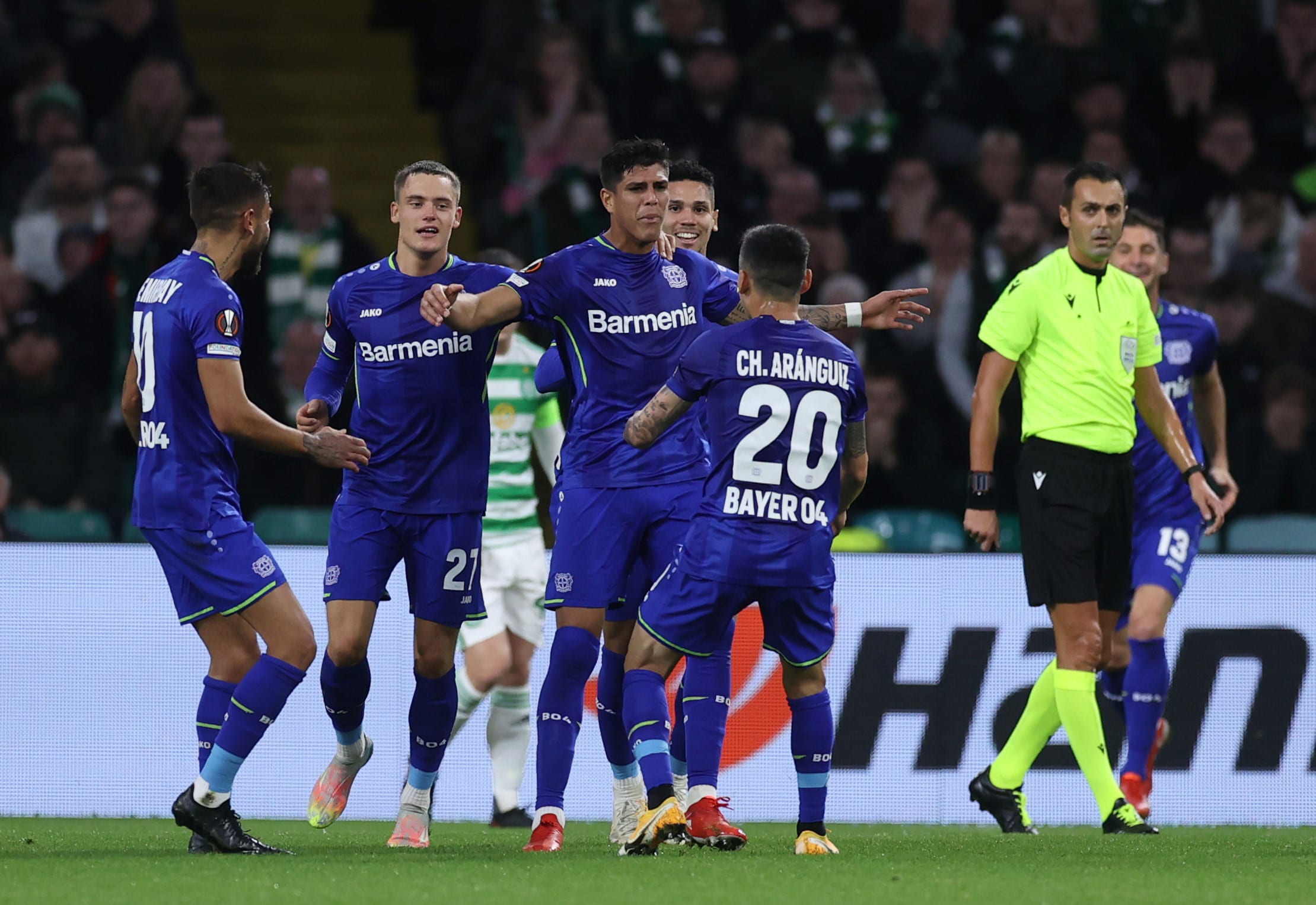 שחקני באייר לברקוזן חוגגים עם פיירו הינקאפייה