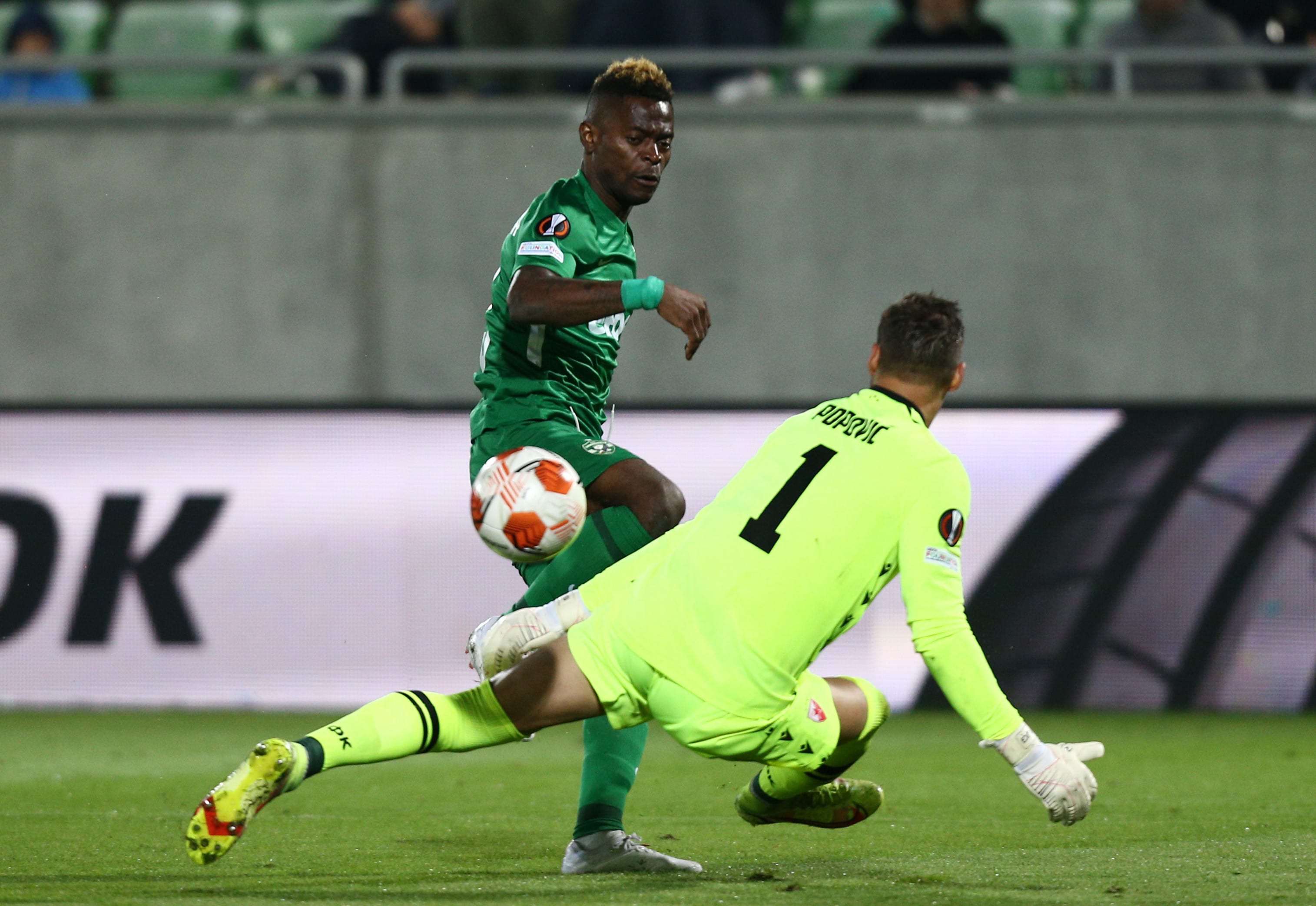 מאוויס צ'יבוטה שחקן לודוגורץ מחמיץ מול זוראן פופוביץ' שוער הכוכב האדום בלגרד