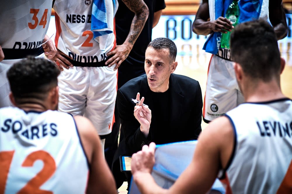 מאמן עירוני נס ציונה ליאור ליובין עם שחקניו בפסק זמן