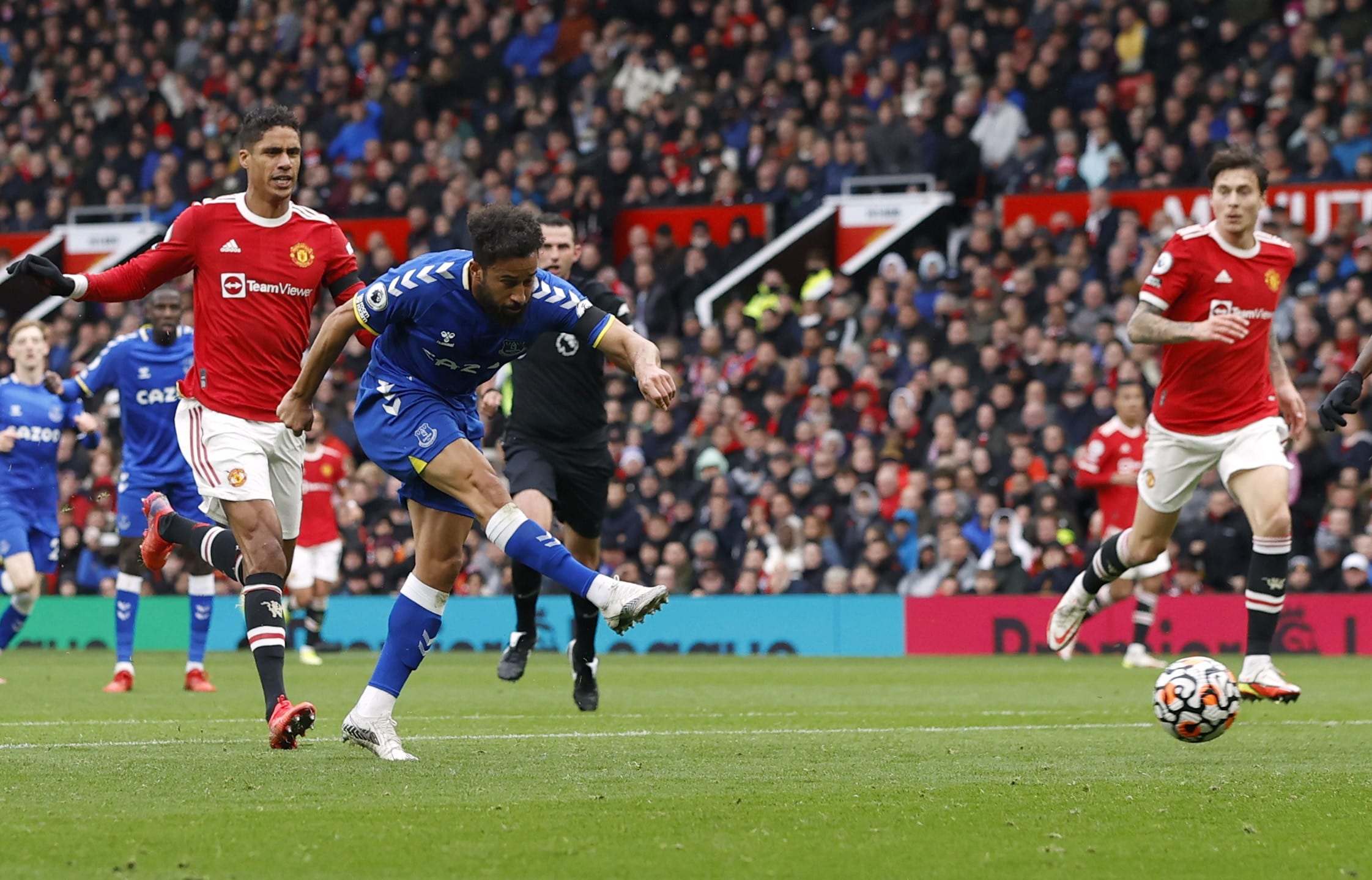 אנדרוס טאונסנד שחקן אברטון כובש מול מנצ'סטר יונייטד