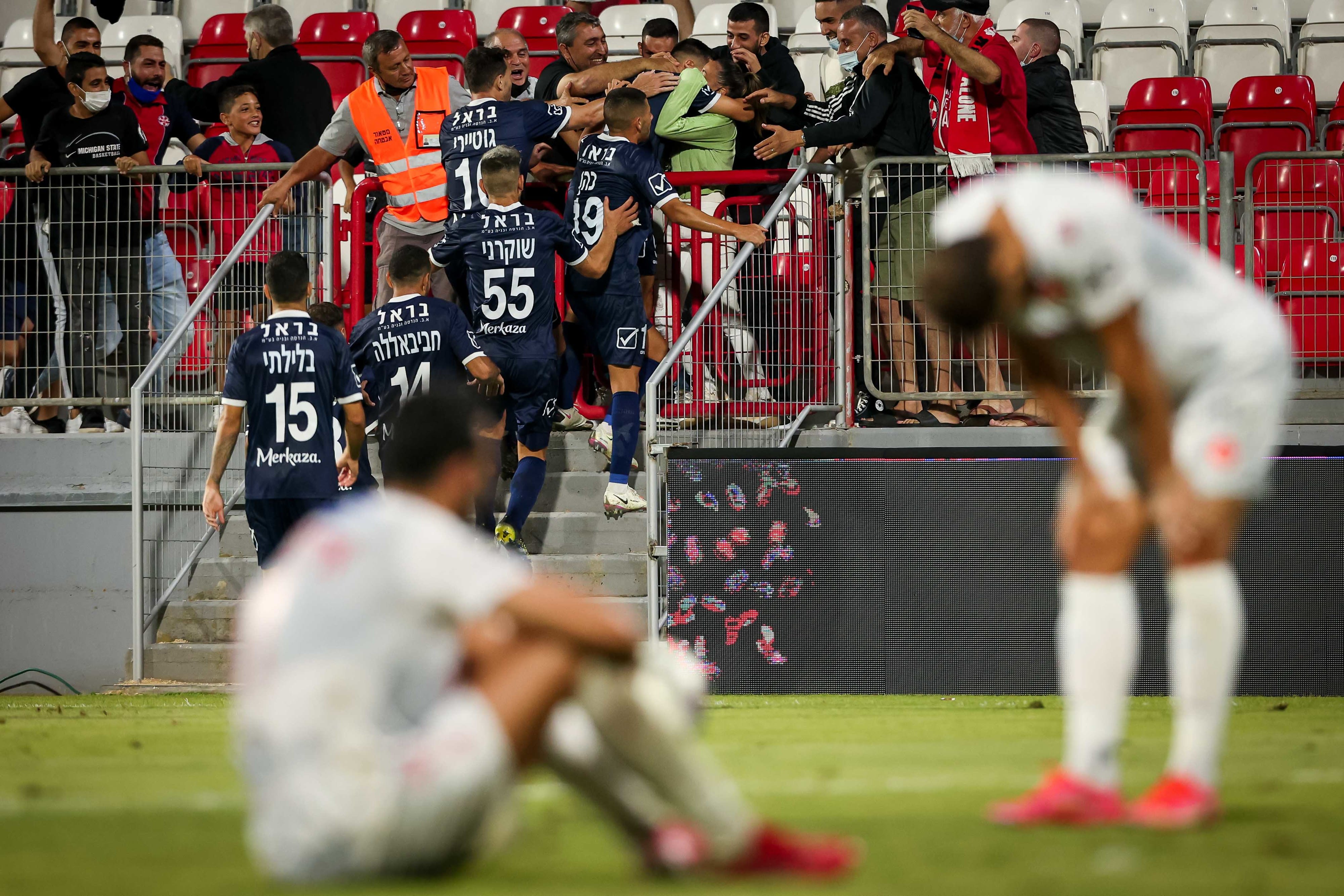 שחקני הפועל נוף הגליל חוגגים