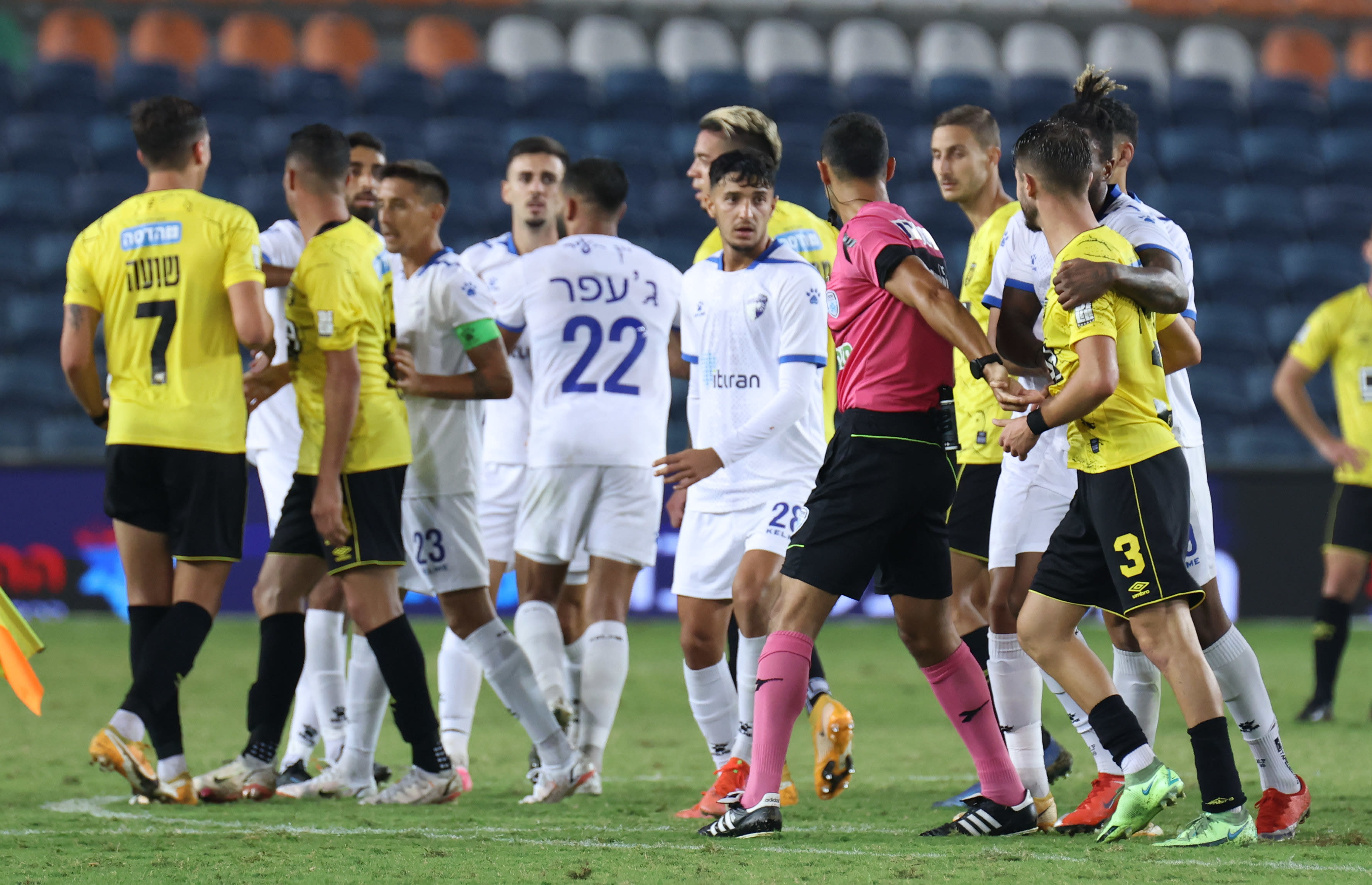 השופט ניב שטייף במרכז עימות בין שחקני בית"ר ירושלים לשחקני עירוני קרית שמונה