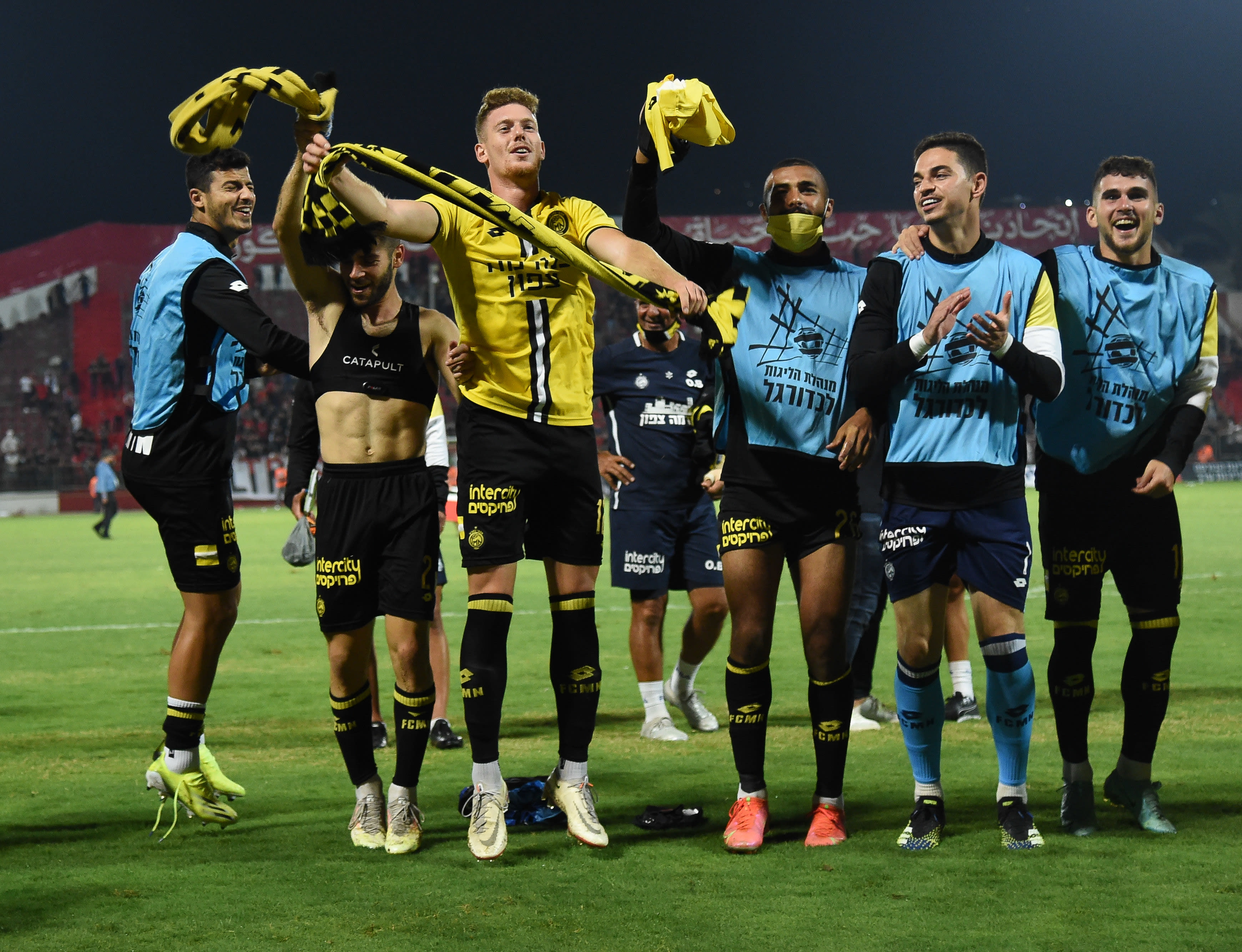 שחקני מכבי נתניה חוגגים