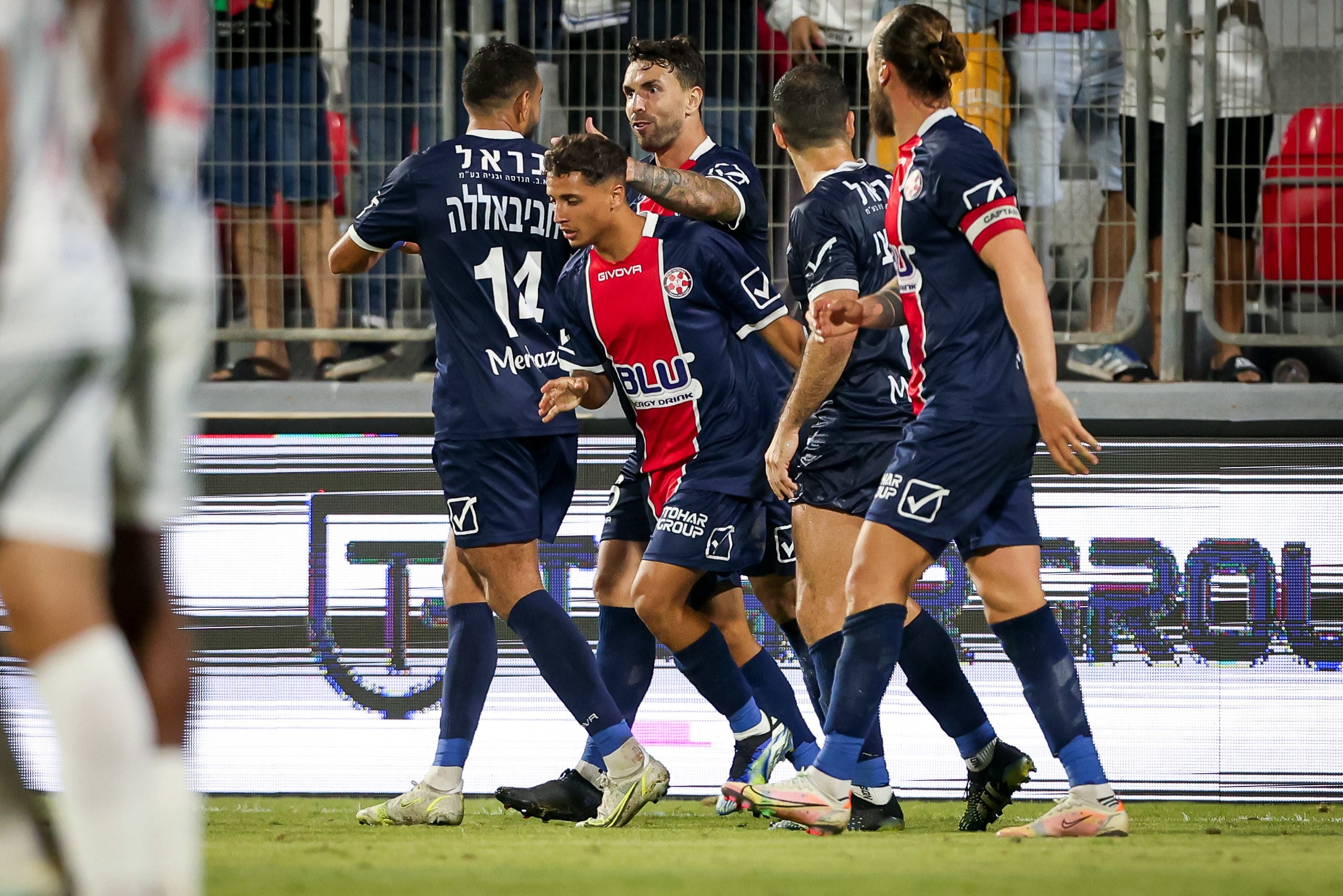 שחקני הפועל נוף הגליל חוגגים