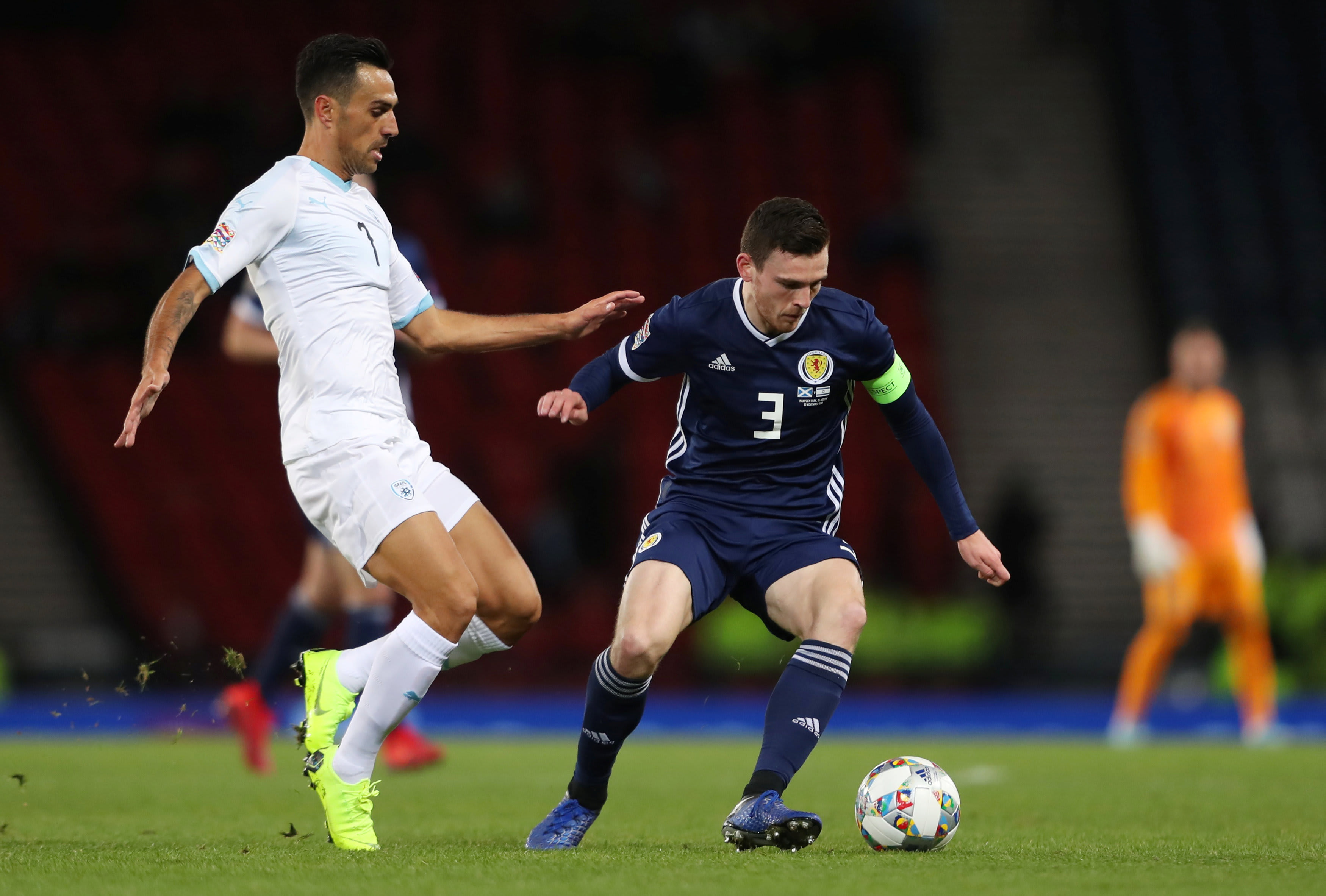 אנדרו רוברטסון שחקן נבחרת סקוטלנד מול ערן זהבי שחקן נבחרת ישראל