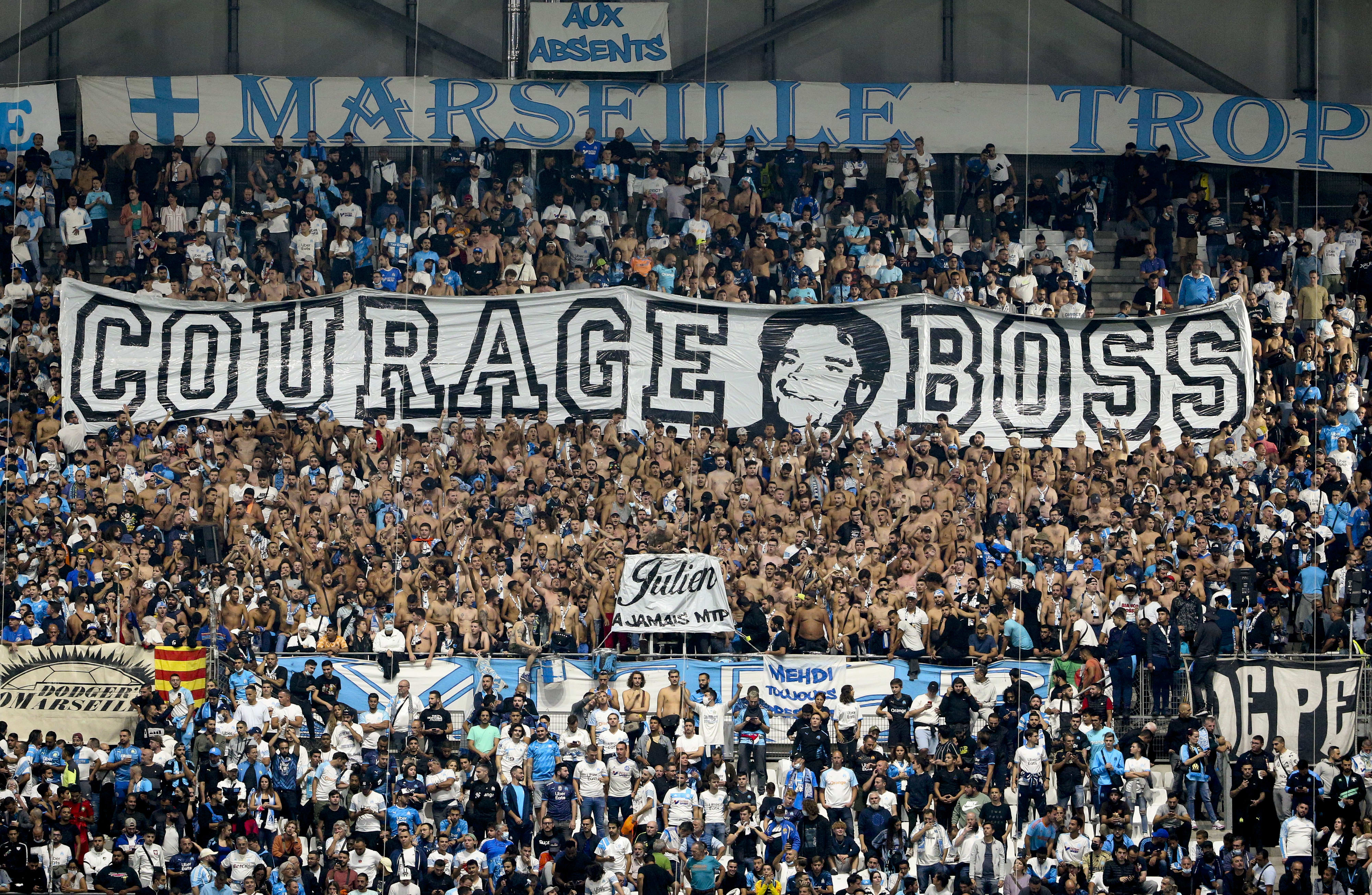 אוהדי מארסיי בשלט לעידוד הנשיא לשעבר ברנאר טאפי