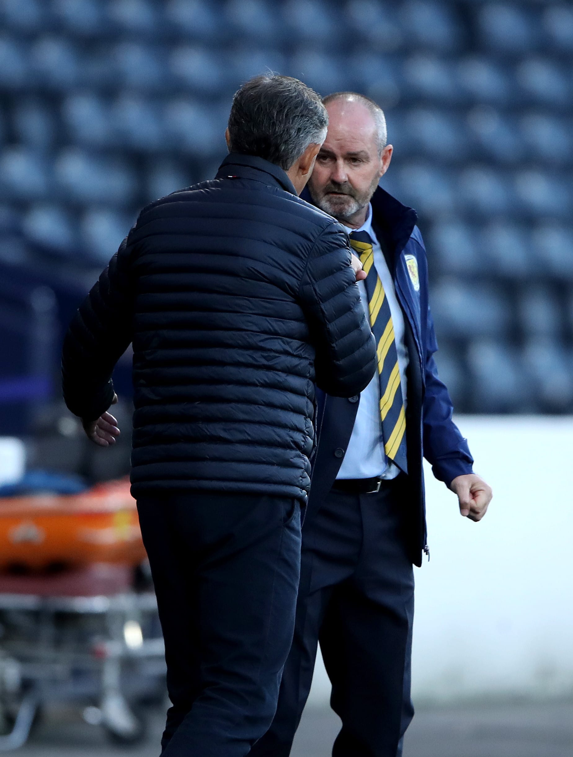 סטיב קלארק מאמן נבחרת סקוטלנד עם וילי רוטנשטיינר מאמן נבחרת ישראל