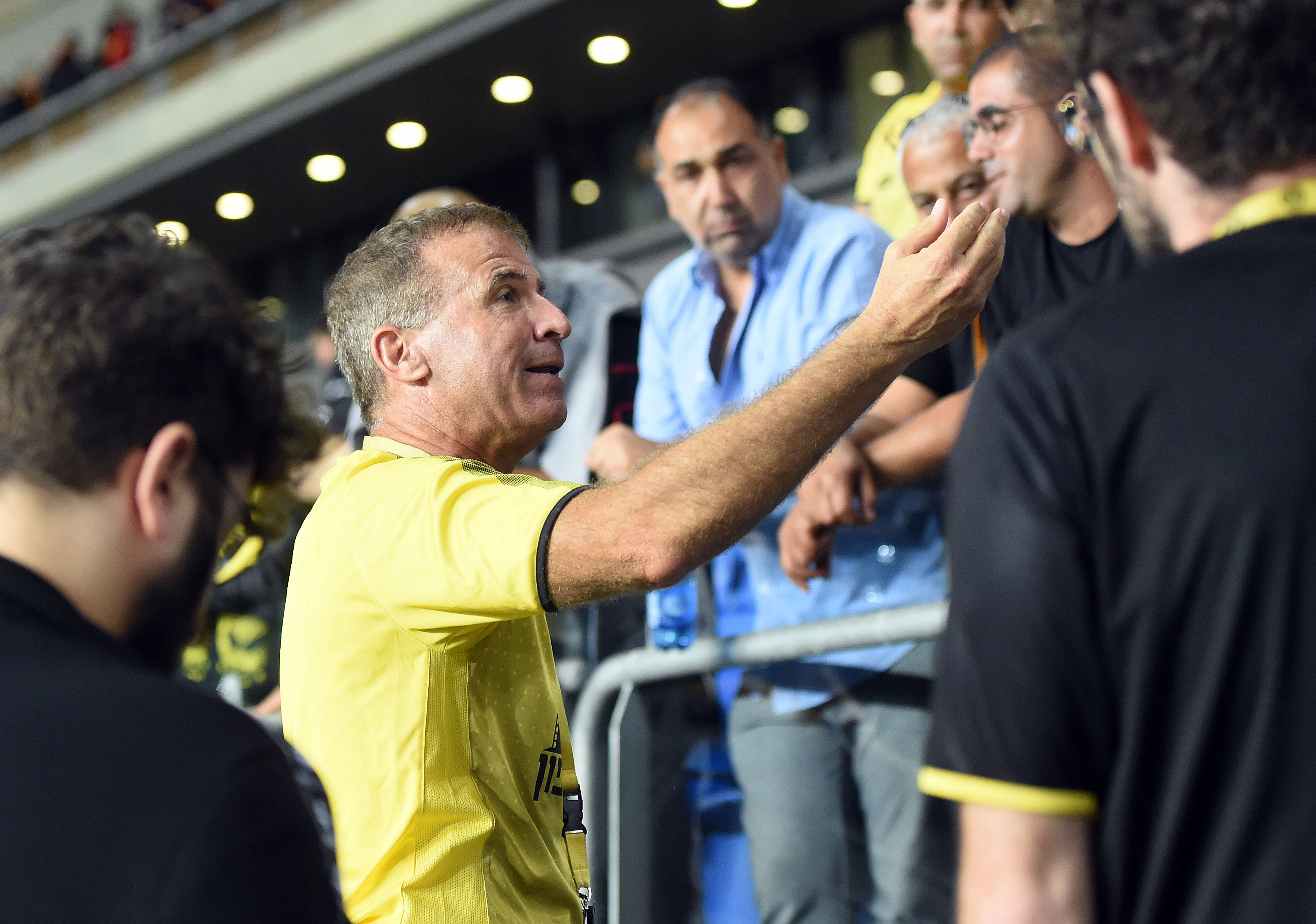 בעלי מכבי נתניה, אייל סגל, משוחח עם האוהדים