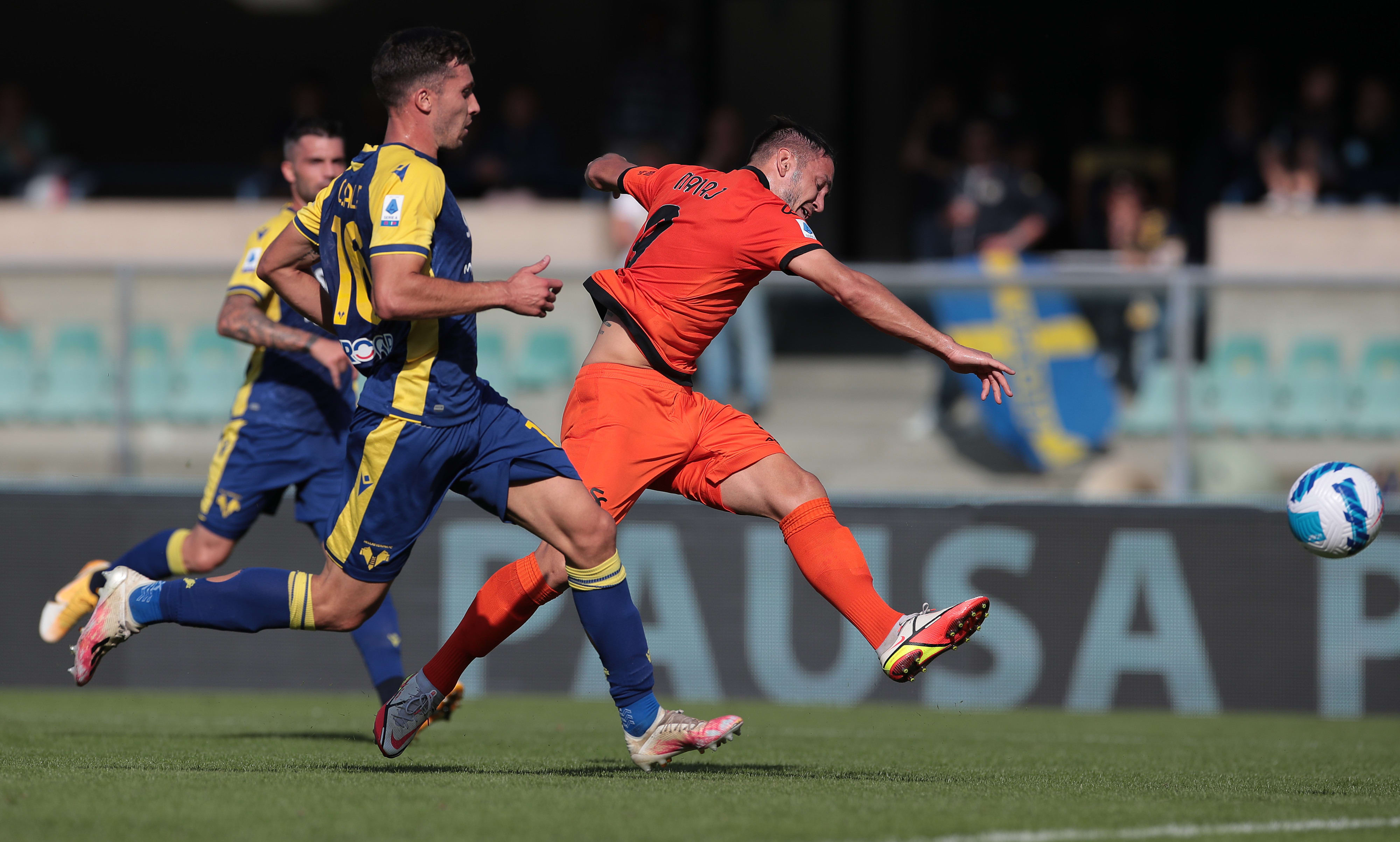 ריי מנאי שחקן ספציה בועט לשער