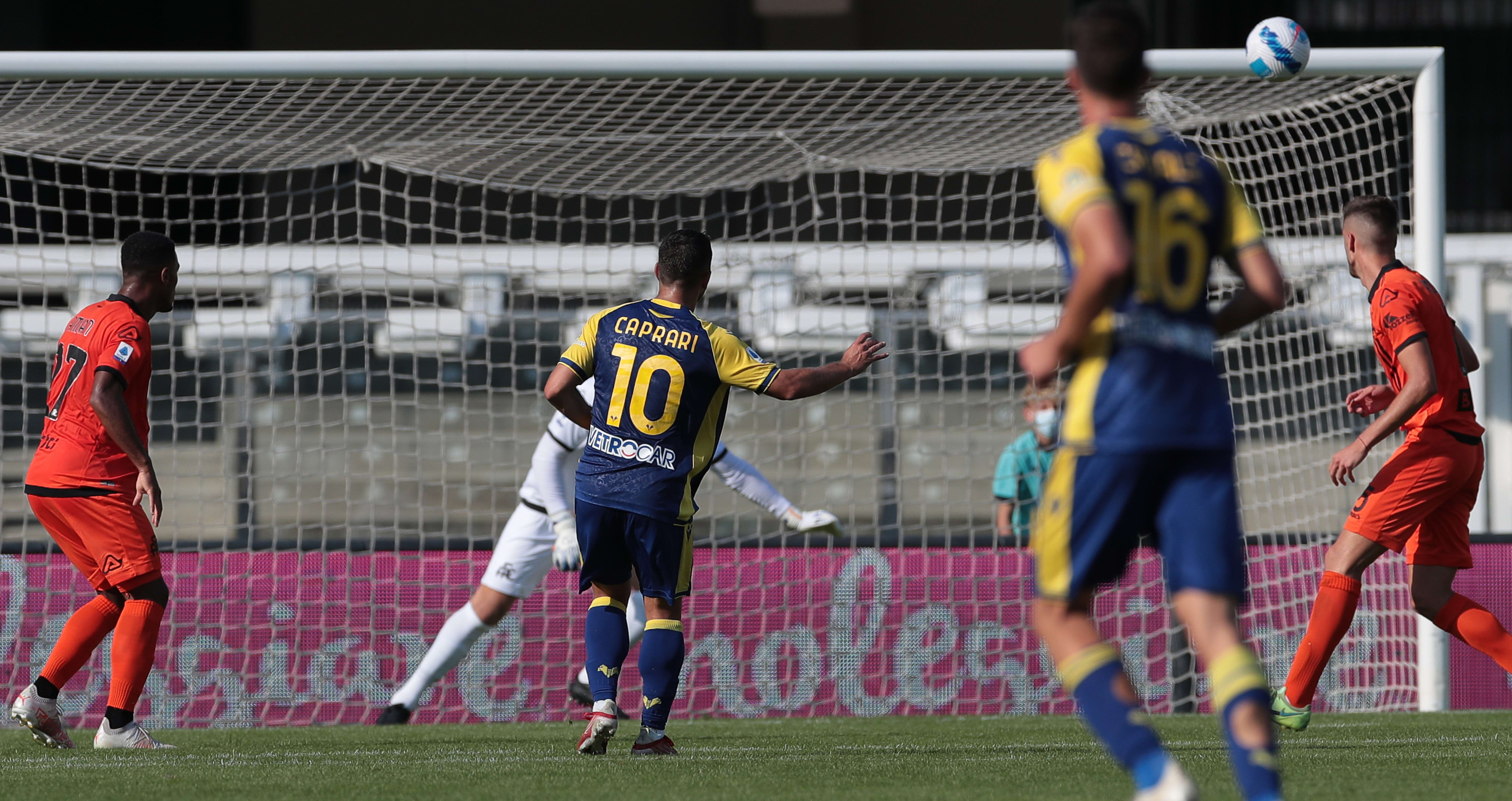 ג'אנלוקה קפרארי שחקן ורונה כובש לרשת ספציה