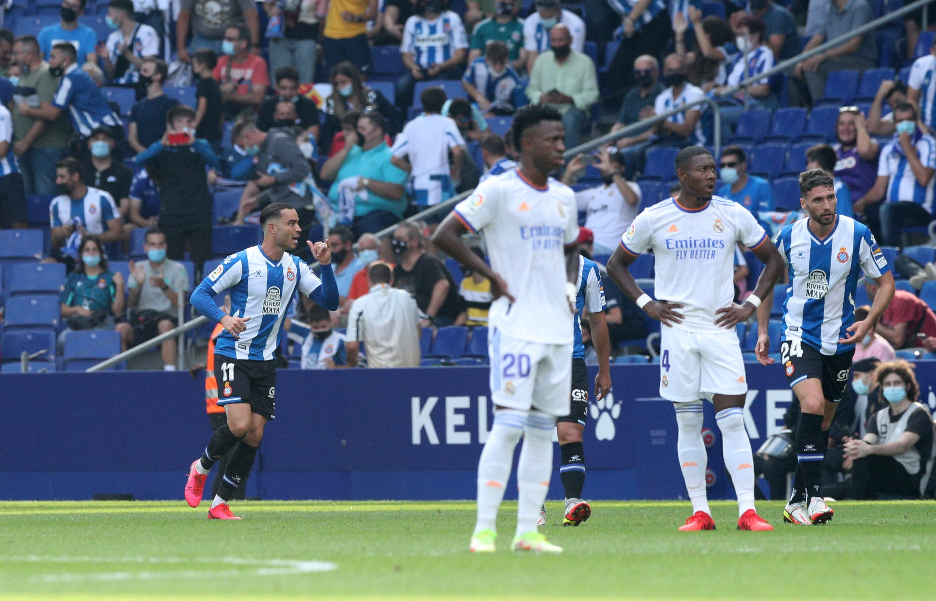 שחקן ריאל מדריד ויניסיוס עם דייויד אלאבה, ברקע: שחקן אספניול ראול דה תומאס חוגג