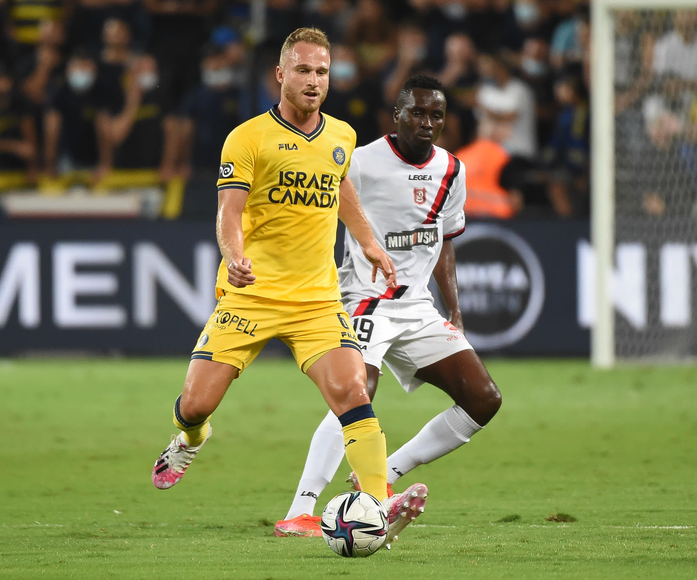 שחקן מכבי תל אביב דן גלזר מול שחקן הפועל ירושלים קלייטוס נומביל