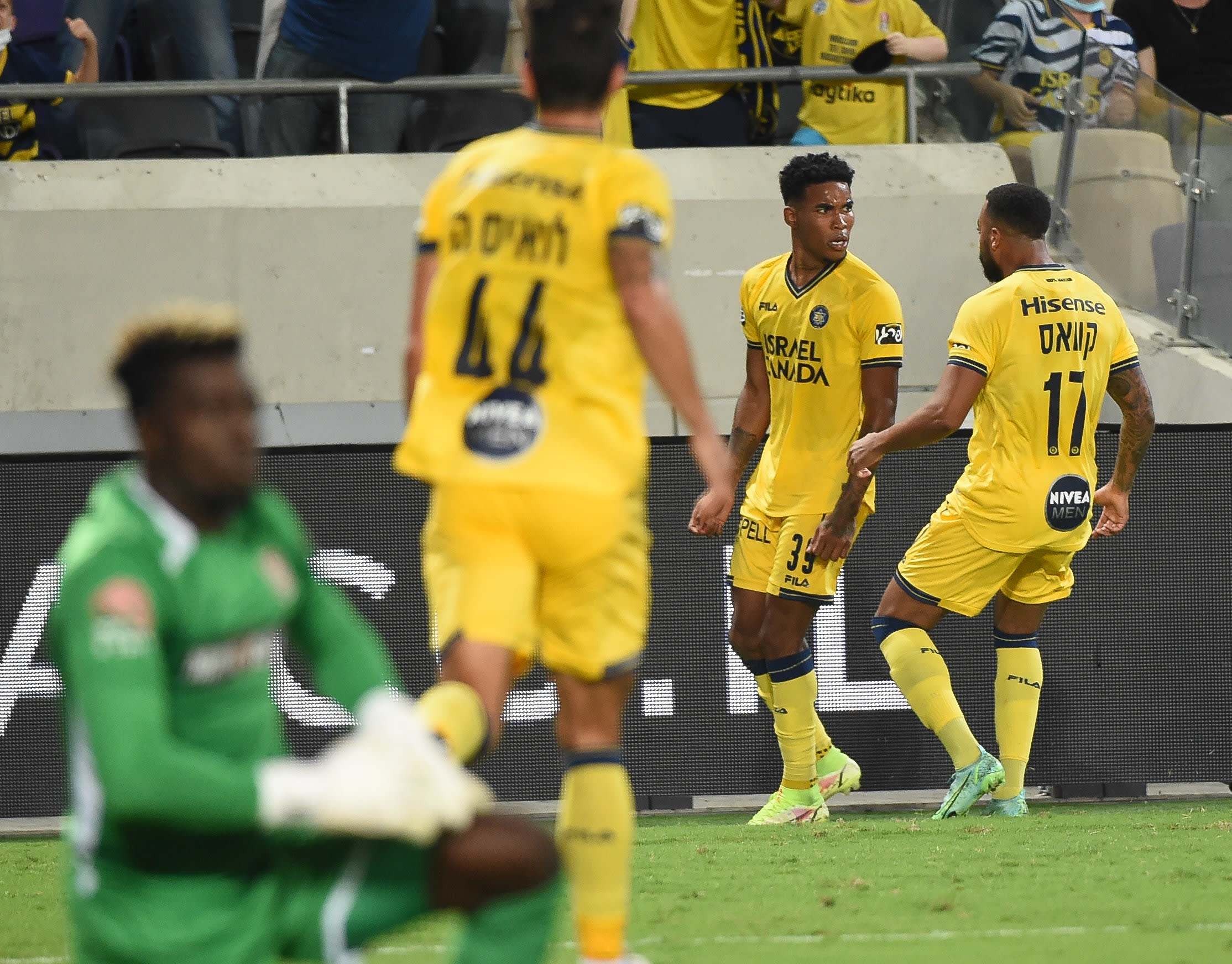 שחקן מכבי תל אביב אדוארדו גררו עם ברנדלי קובאס