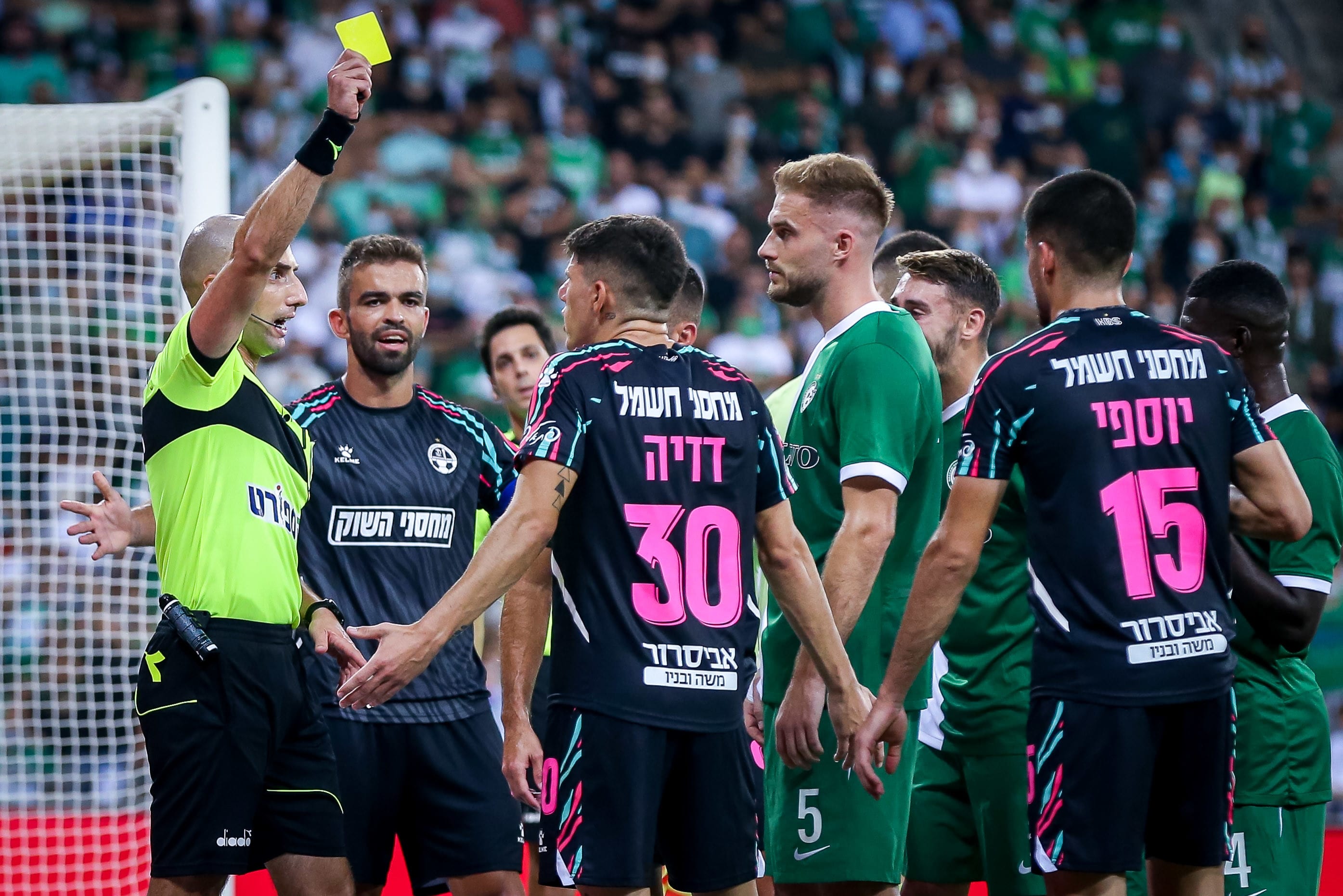 שופט המשחק גל לייבוביץ' עם שחקן מכבי חיפה בוגדן פלאניץ' ושחקן הפועל באר שבע דוד קלטינס