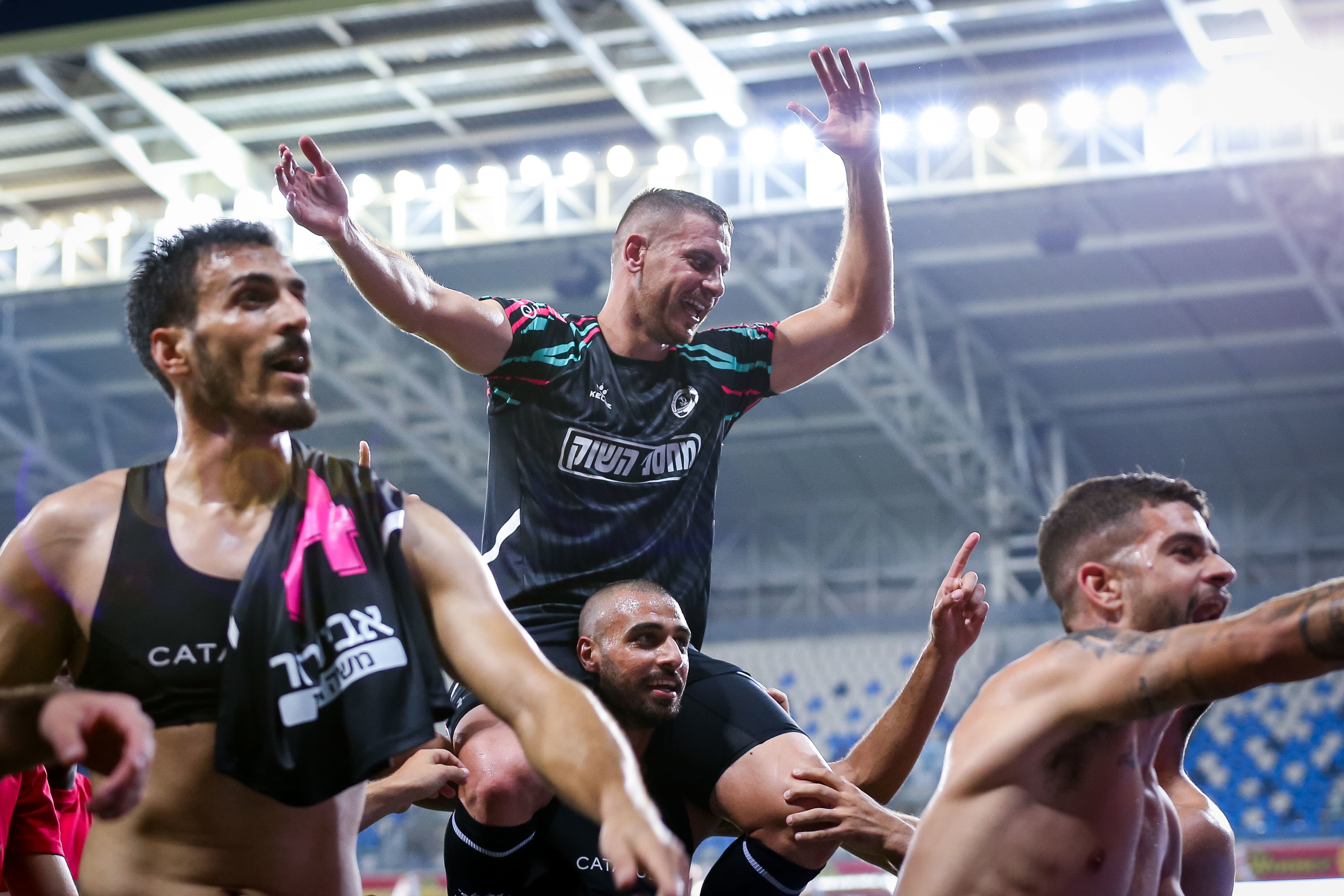 איאד אבו עביד שחקן הפועל באר שבע מונף על הכתפיים