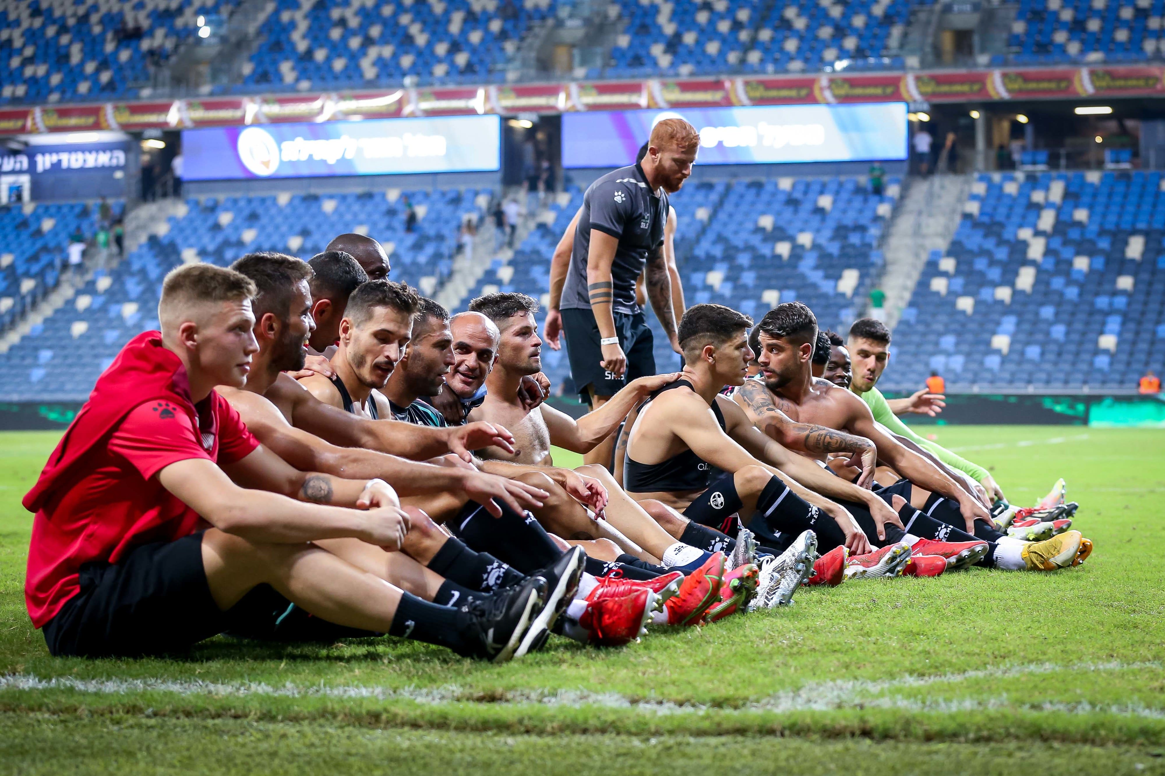 שחקני הפועל באר שבע חוגגים עם הקהל