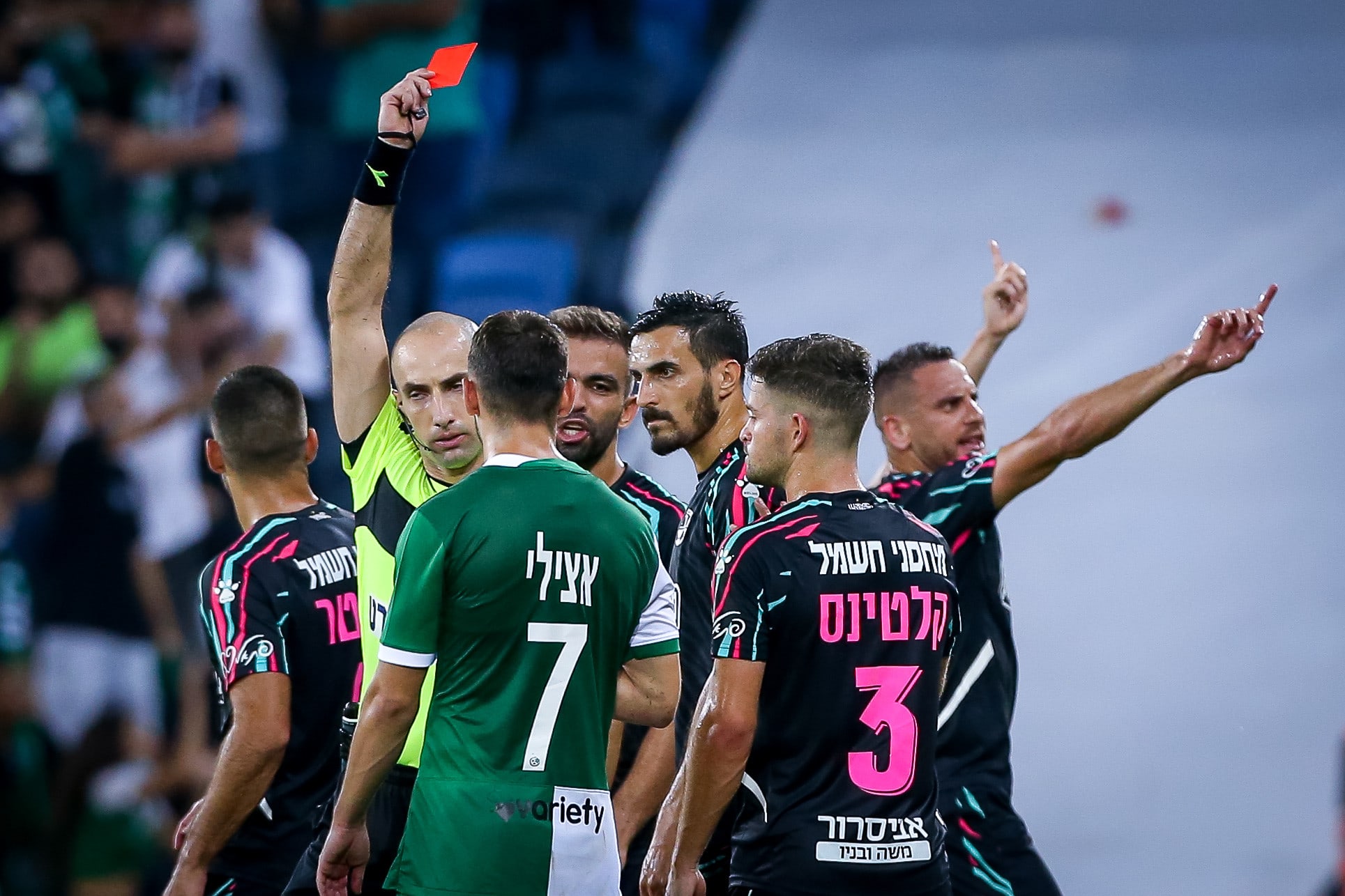 השופט גל לייבוביץ' מוציא כרטיס אדום לשחקן מכבי חיפה עומר אצילי