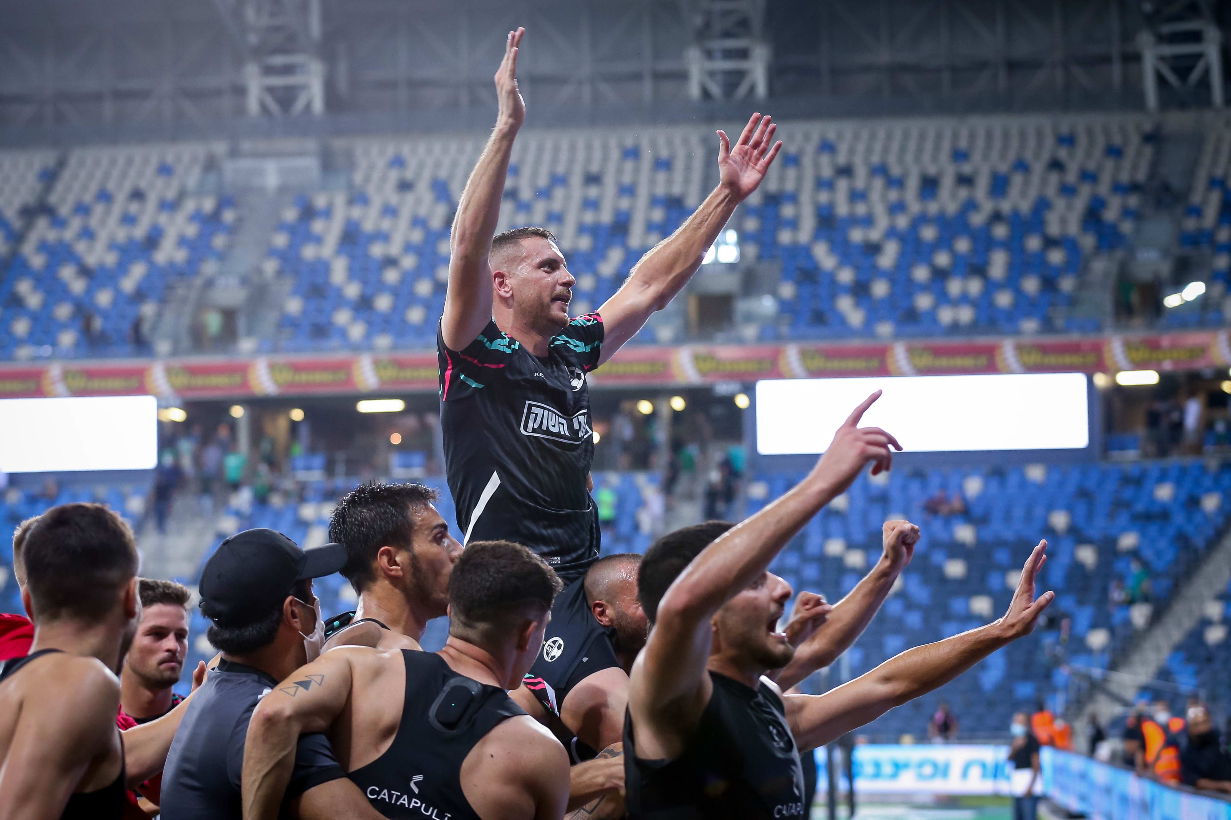 איאד אבו עביד שחקן הפועל באר שבע מונף על הכתפיים