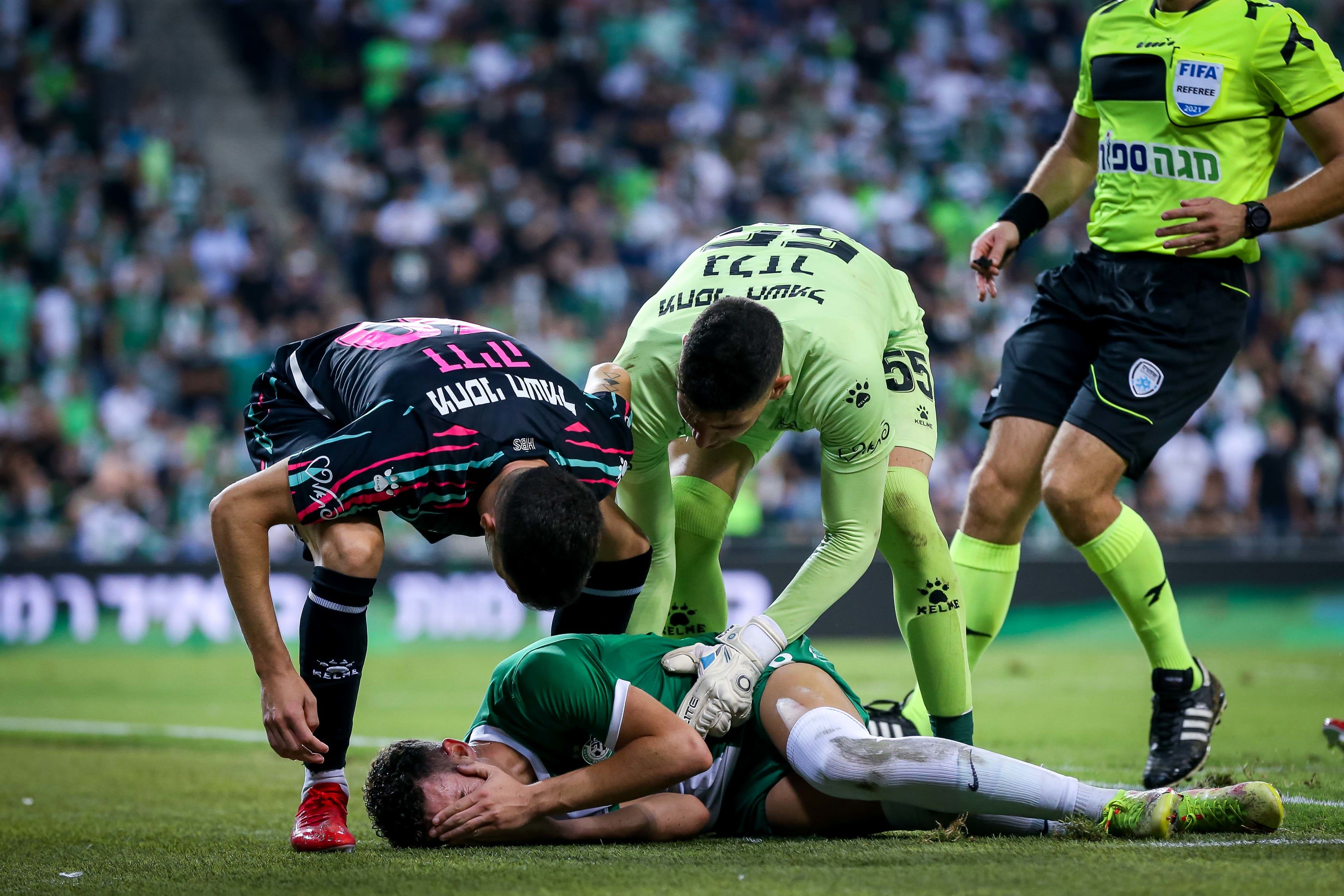 שחקן הפועל באר שבע אור דדיה, עומרי גלזר מול שחקן מכבי חיפה דולב חזיזה