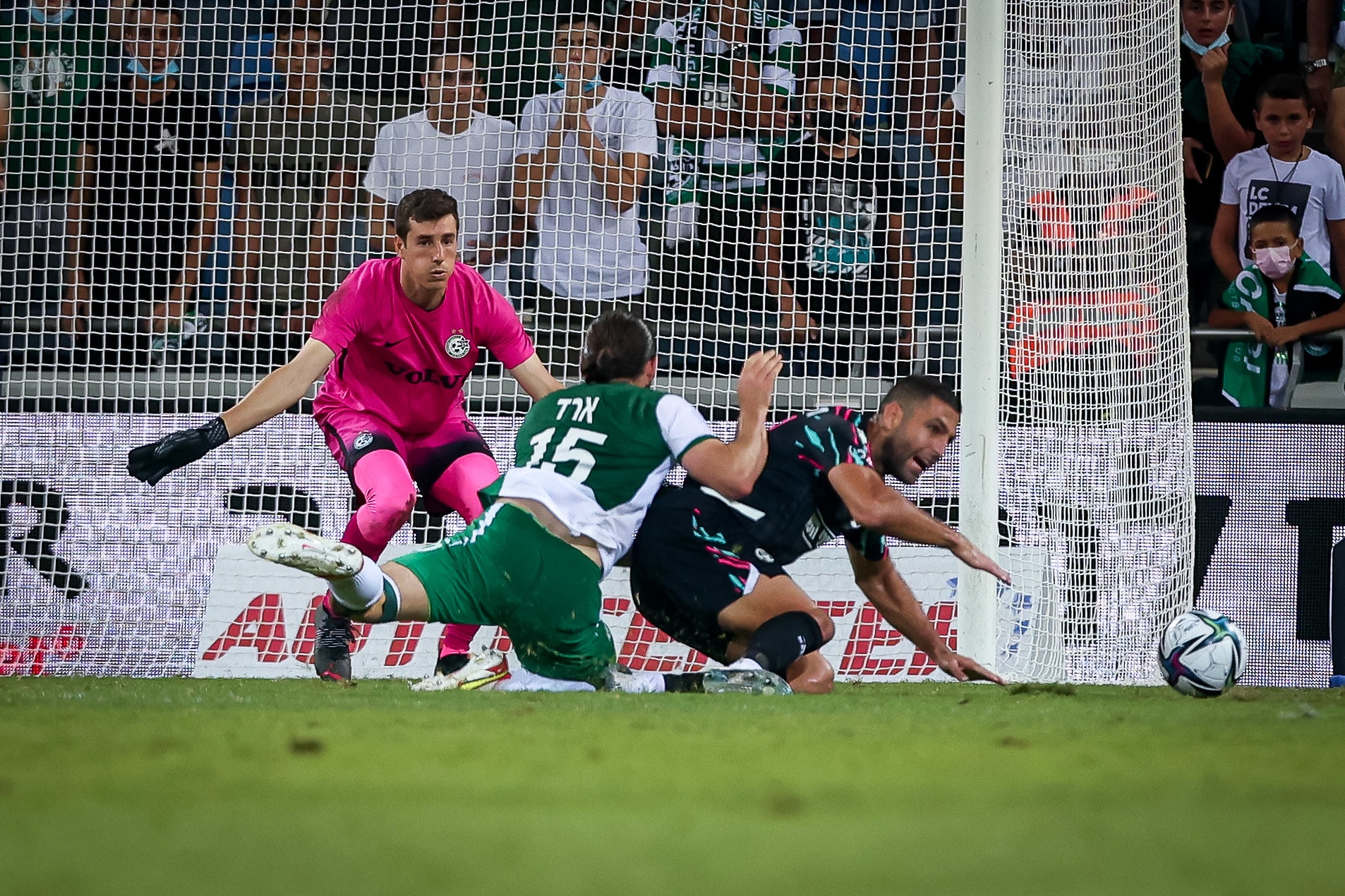 איתי שכטר שחקן הפועל באר שבע מופל על ידי עופרי ארד שחקן מכבי חיפה