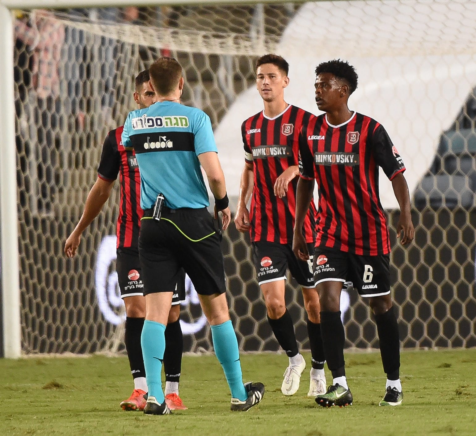 שחקן הפועל ירושלים אשטה אווקה עם גוני נאור ושופט הכדורגל יגאל פריד