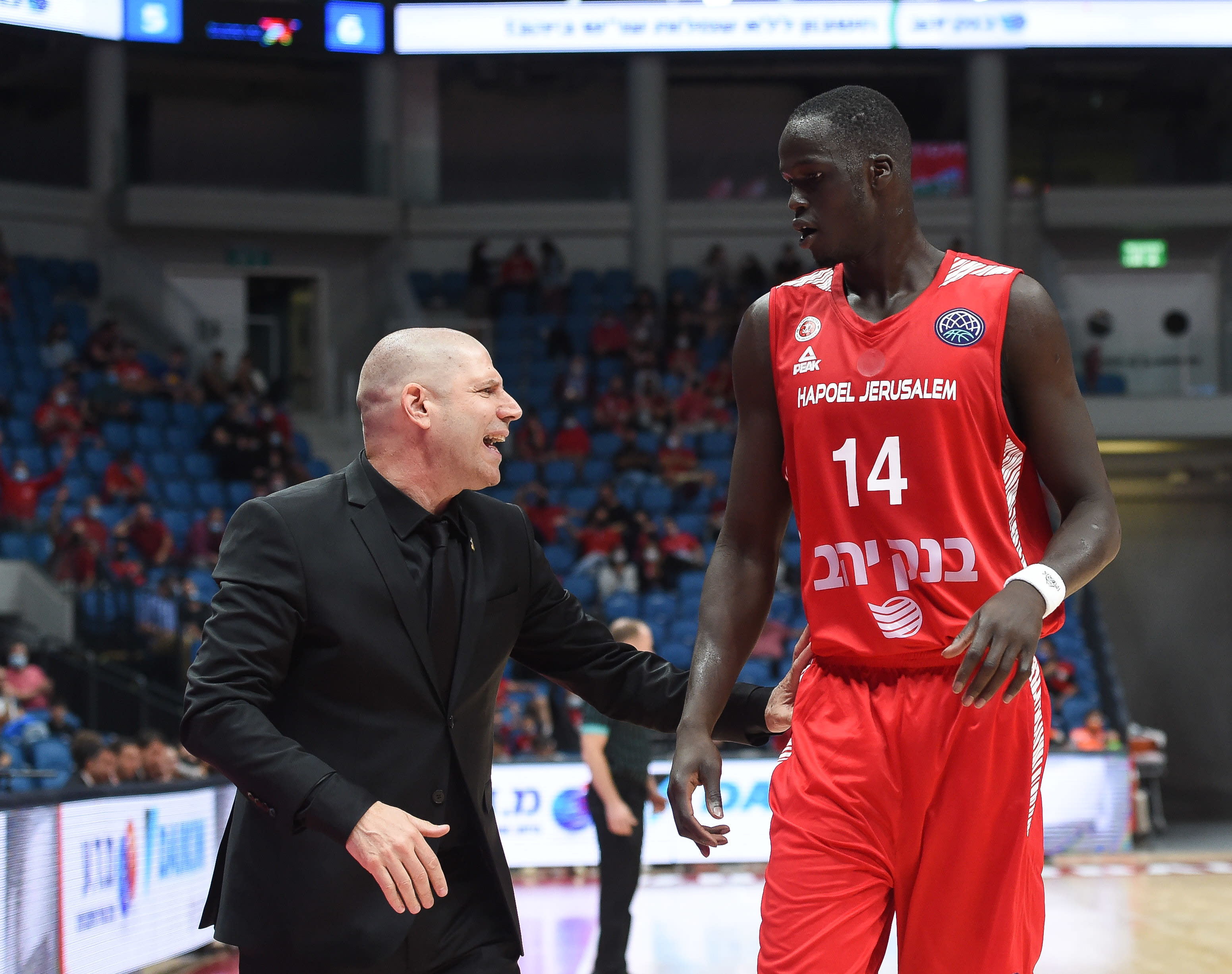 ת'ון מייקר שחקן הפועל ירושלים עם אורן עמיאל