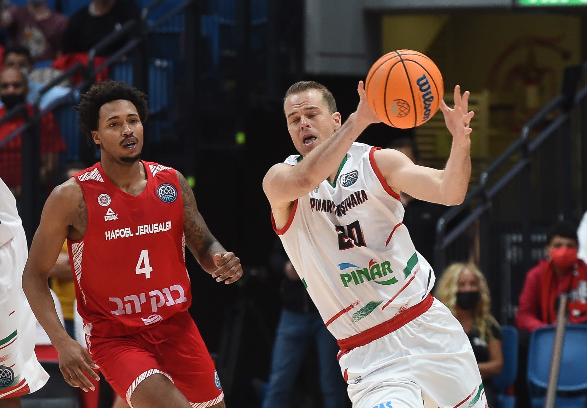 שחקו קרשיאקה מייקל רול מול שחקן הפועל ירושלים ג'יילן אדאמס