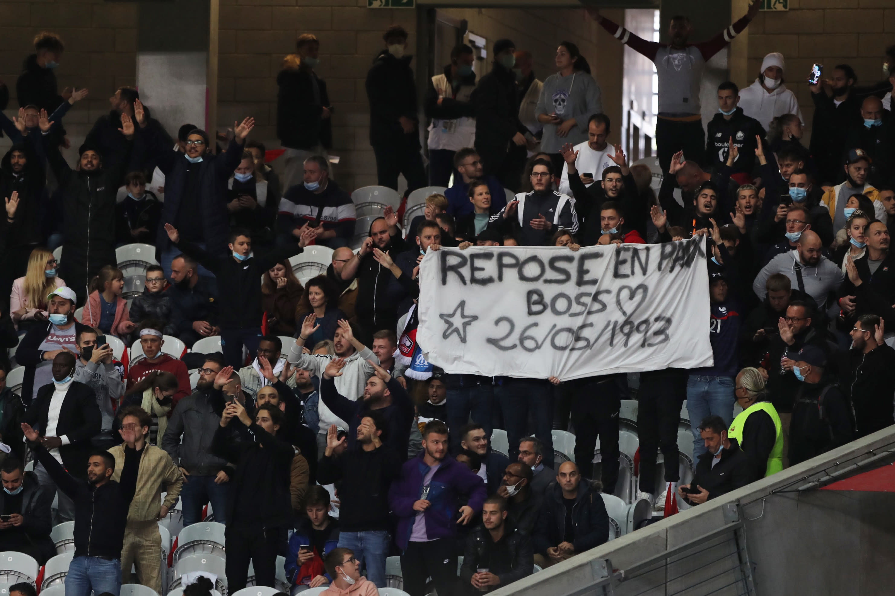 אוהדי מארסיי עם שלט לזכרו של הבעלים לשעבר ברנאר טאפי