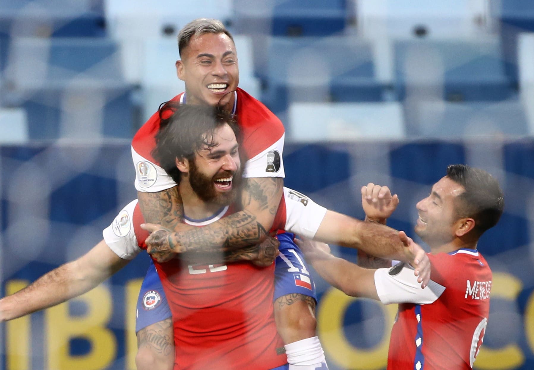 בן בררטון דיאס שחקן נבחרת צ'ילה חוגג שער, מעליו אדוארדו ורגאס