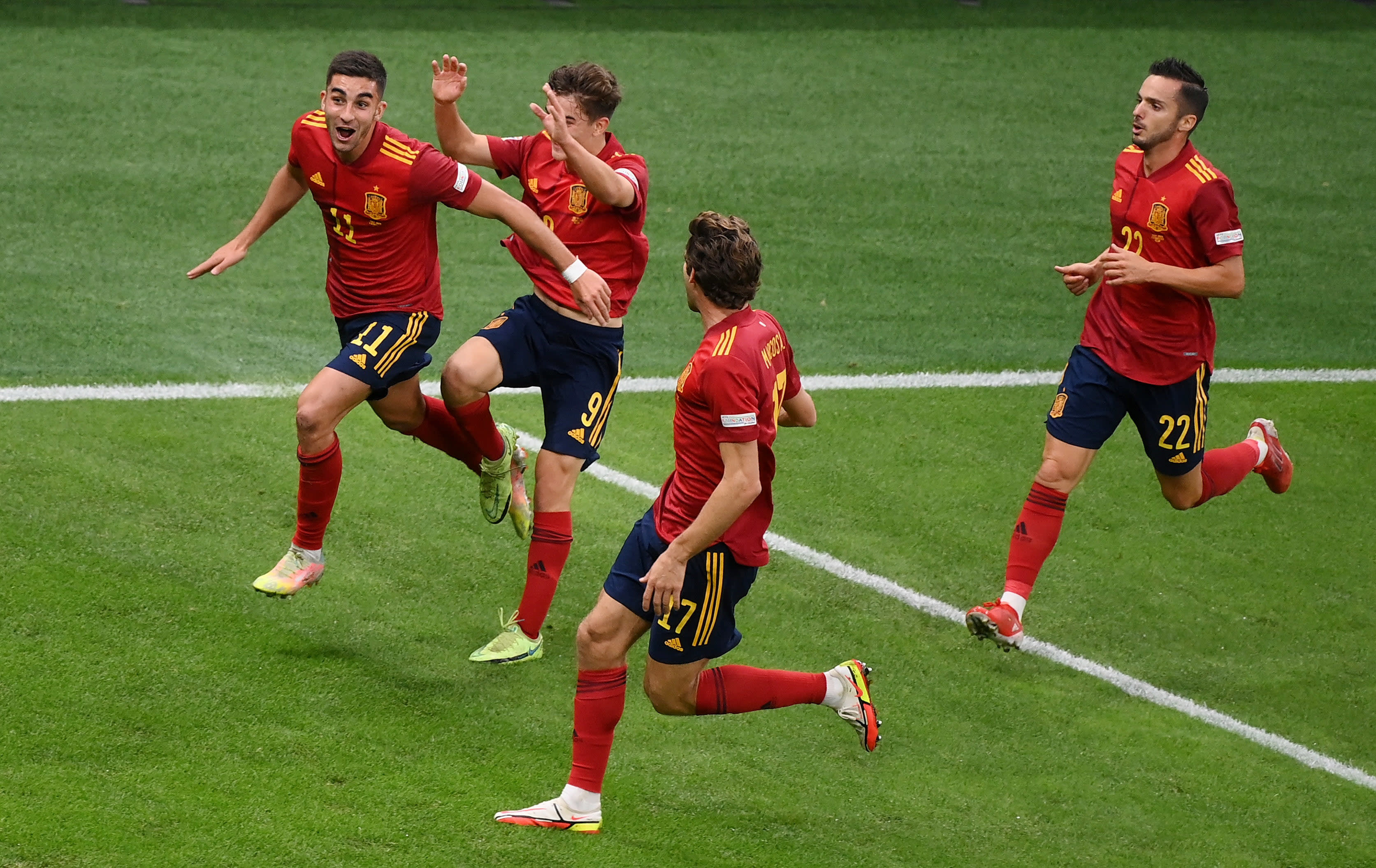 שחקני נבחרת ספרד חוגגים עם פראן טורס