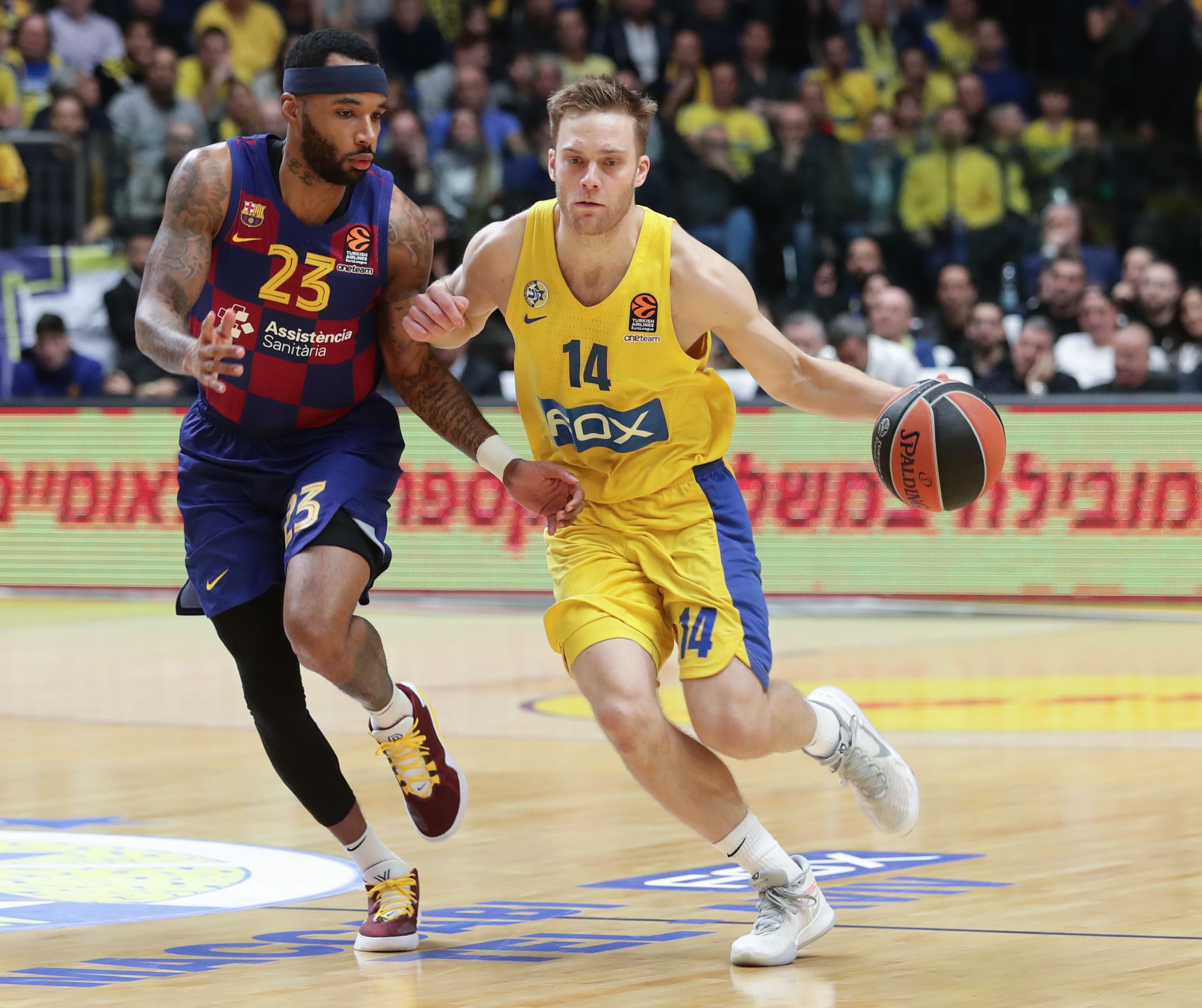 שחקן מכבי תל אביב נייט וולטרס מול מלקולם דילייני שחקן ברצלונה