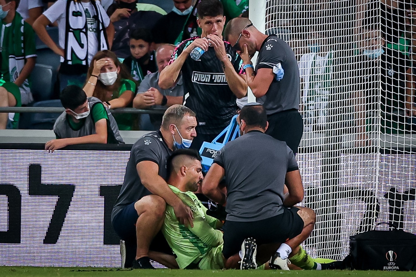 אריאל הרוש שוער הפועל באר שבע מקבל טיפול