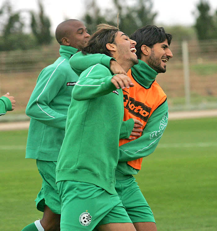 שחקני מכבי חיפה ליאור רפאלוב, אייל גולסה צוחקים באימון