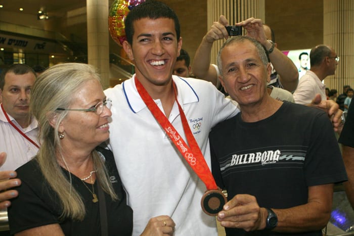 שחר צוברי גולש ישראלי בשדה התעופה אחרי שזכה במדליית הארד בבייג'ינג