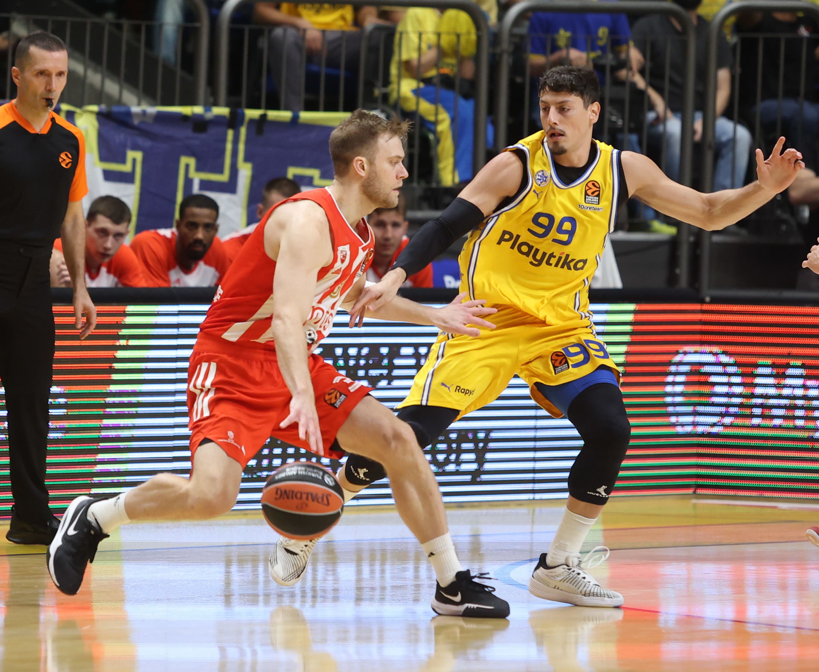 נייט וולטרס שחקן הכוכב האדום בלגרד מול יפתח זיו שחקן מכבי תל אביב