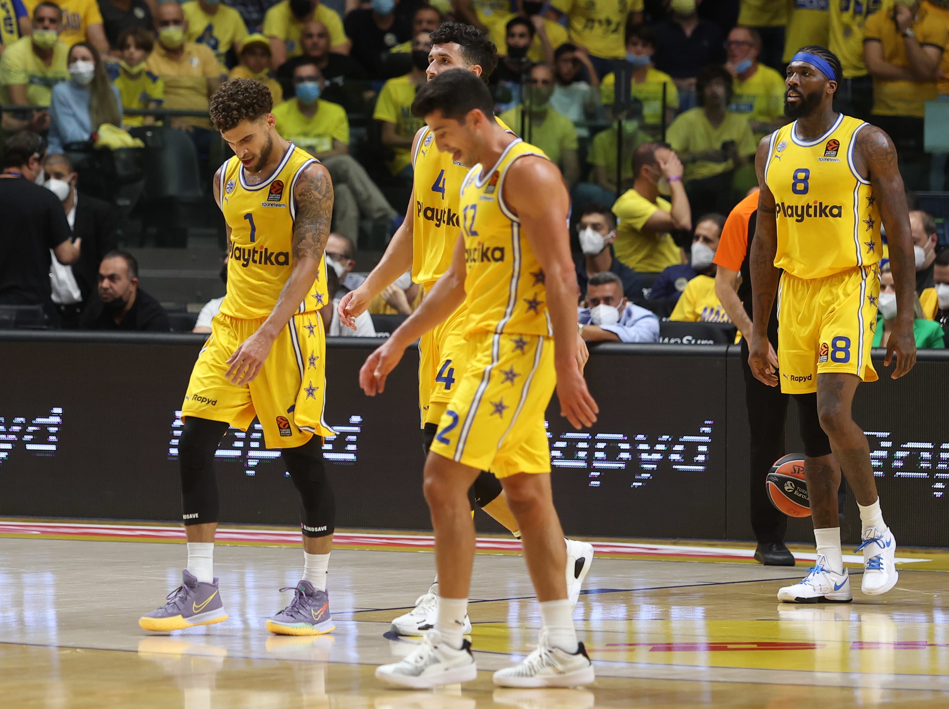 ג'ון דיברתולומאו שחקן מכבי תל אביב עם סקוטי ווילבקין, אנג'לו קלויארו, ג'יילן ריינולדס