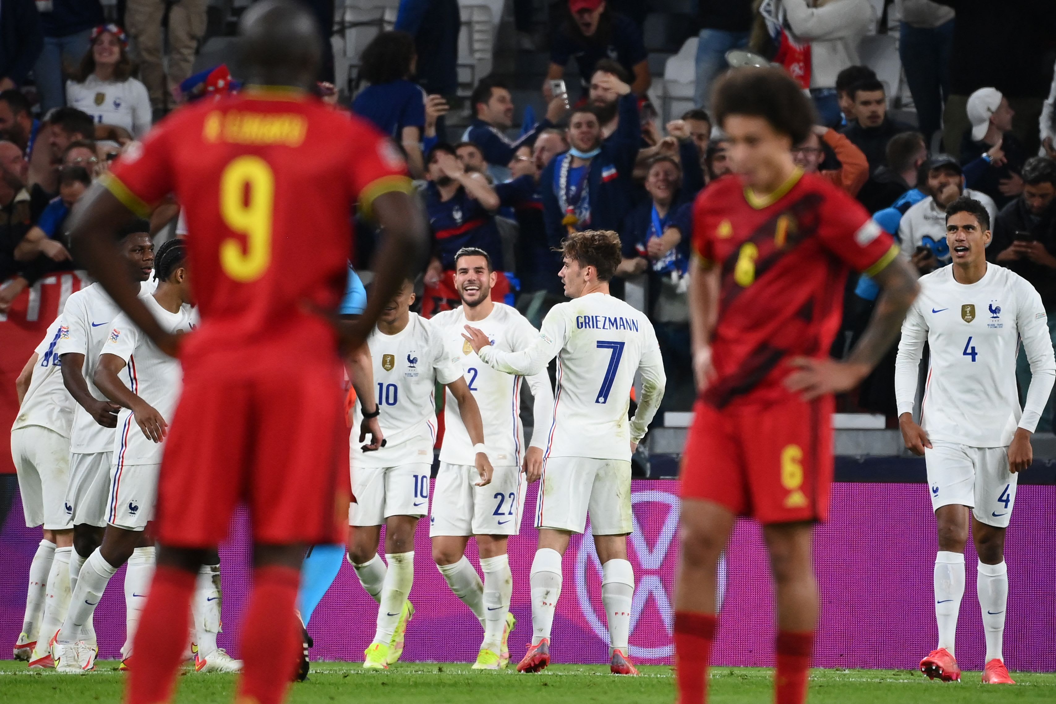 תאו הרננדז ושחקני נבחרת צרפת חוגגים נגד בלגיה