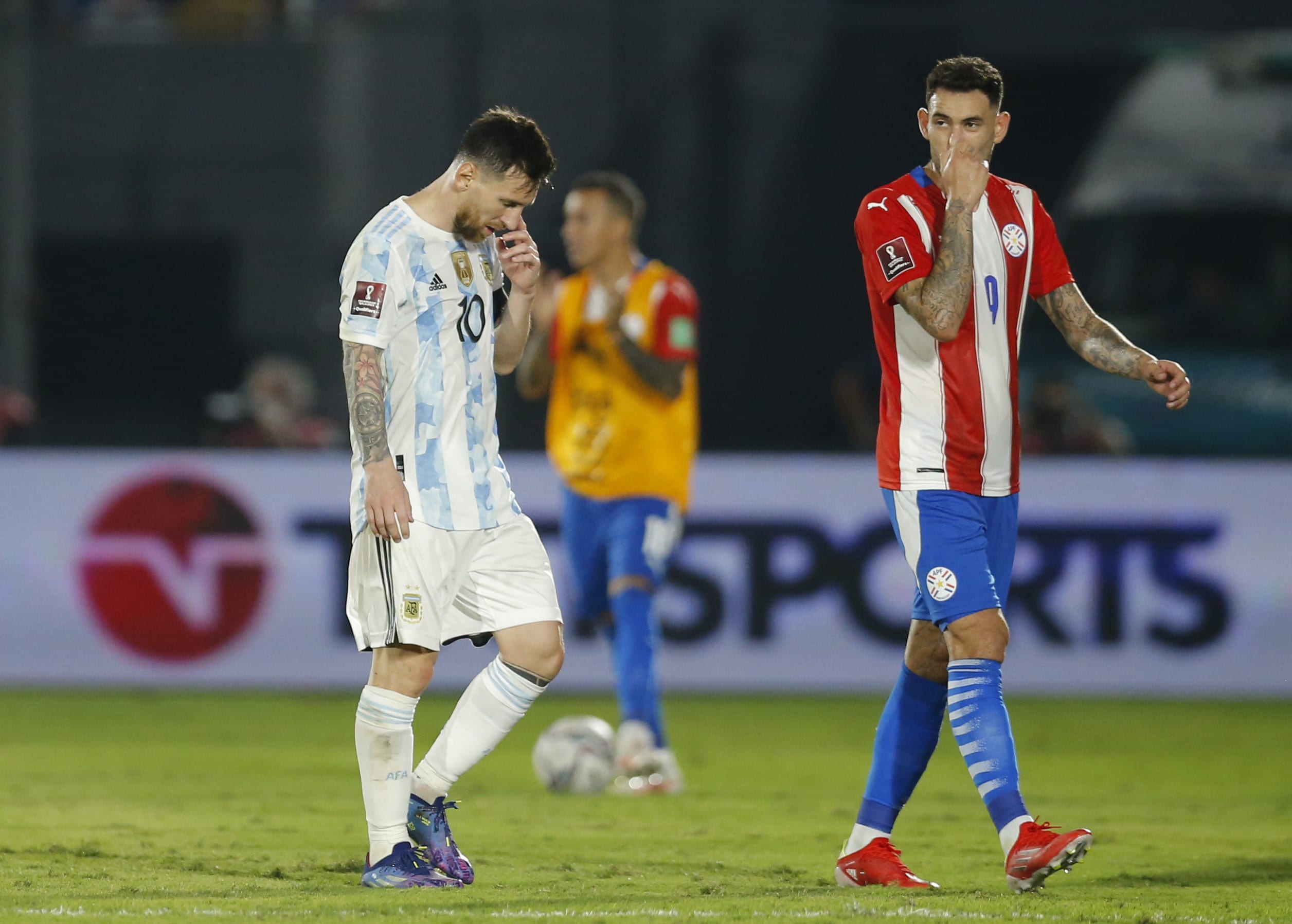 שחקן נבחרת ארגנטינה ליאונל מסי מאוכזב, לצידו שחקן נבחרת פרגוואי אנטוניו סנאבריה